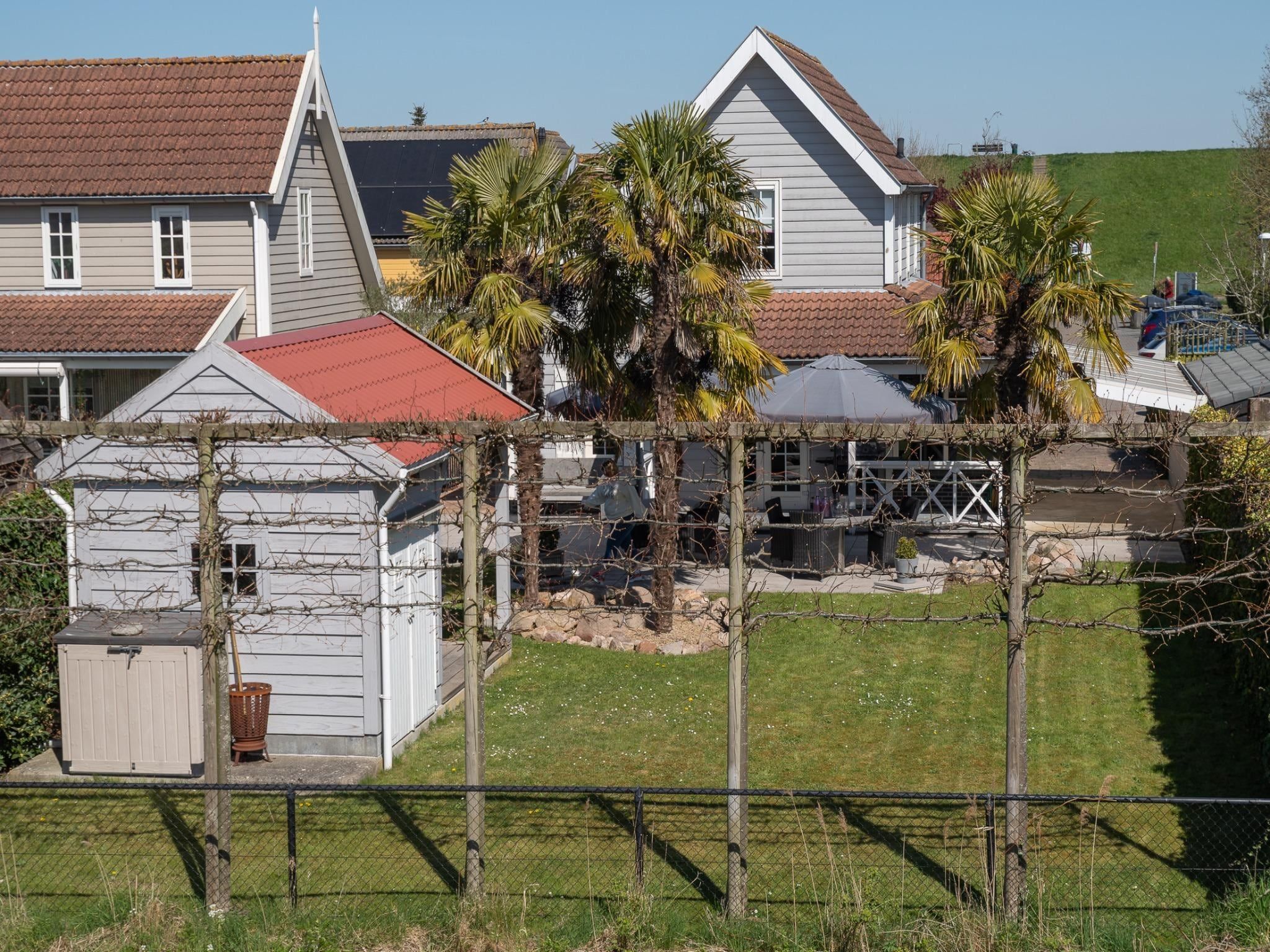 De tuin van Villapark De Oesterbaai 134 in Wemeldinge