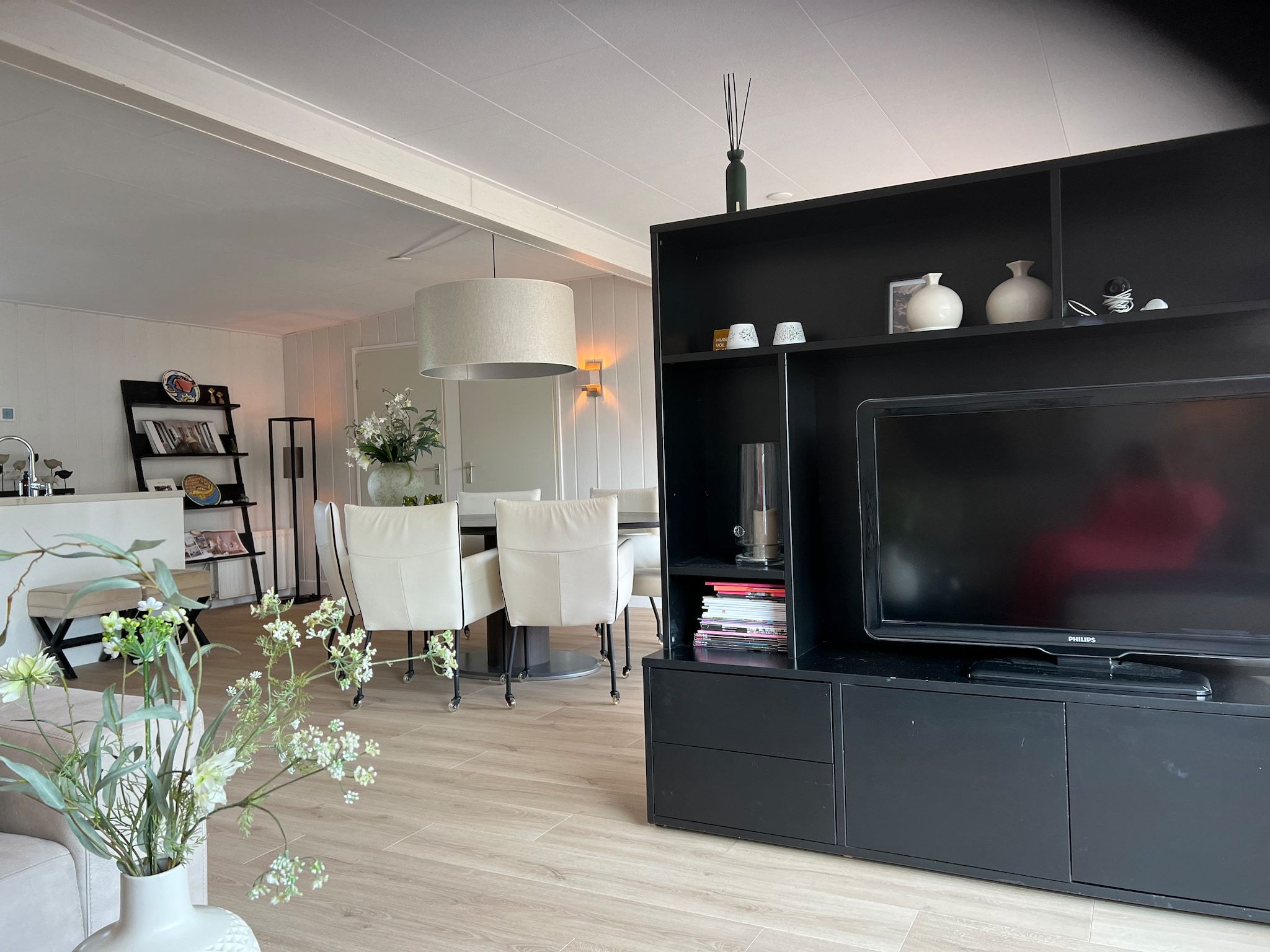 De woonkamer van Eureka 103 in Sint Maartensvlotbrug