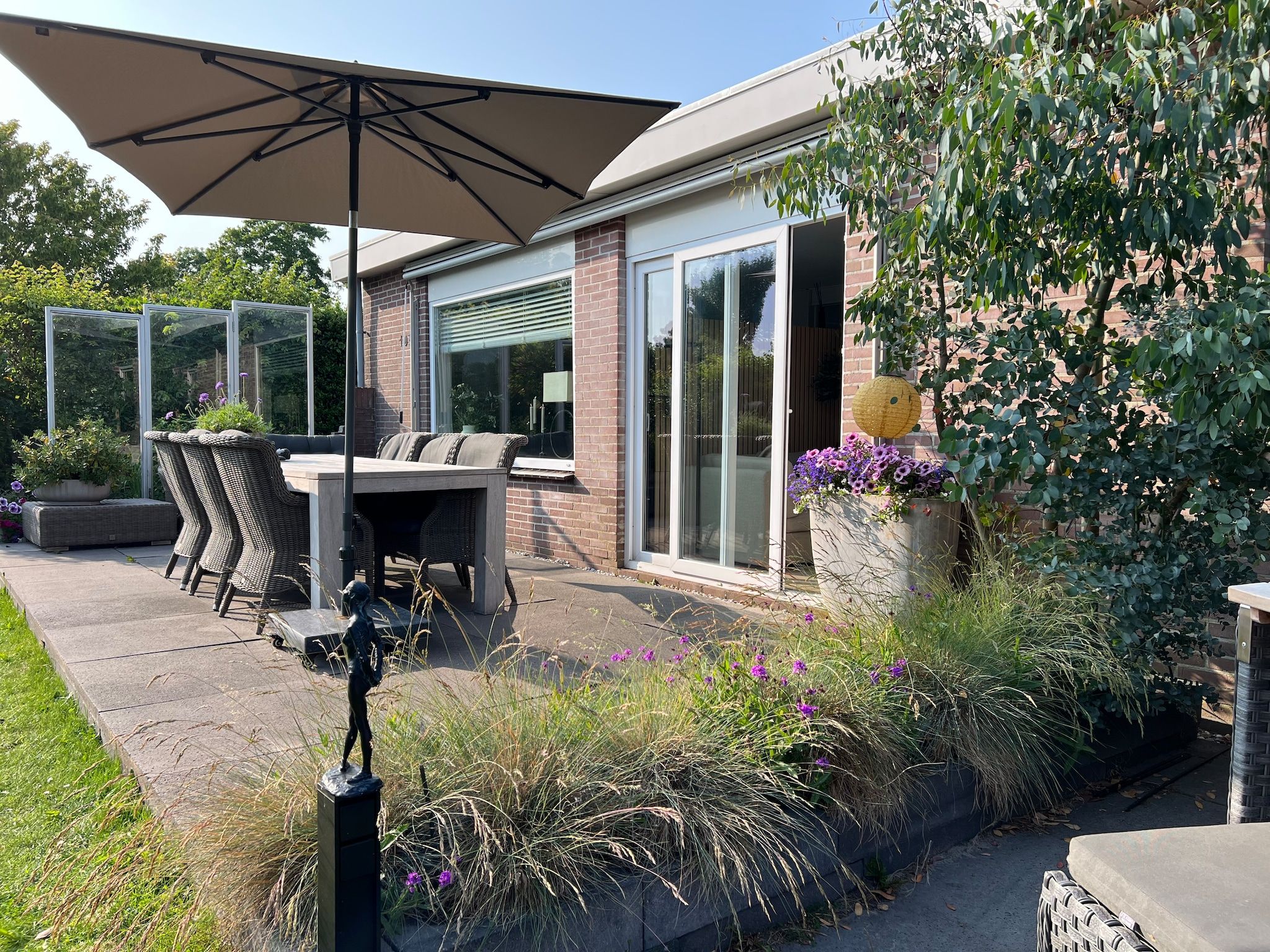 Het terras van Eureka 103 in Sint Maartensvlotbrug