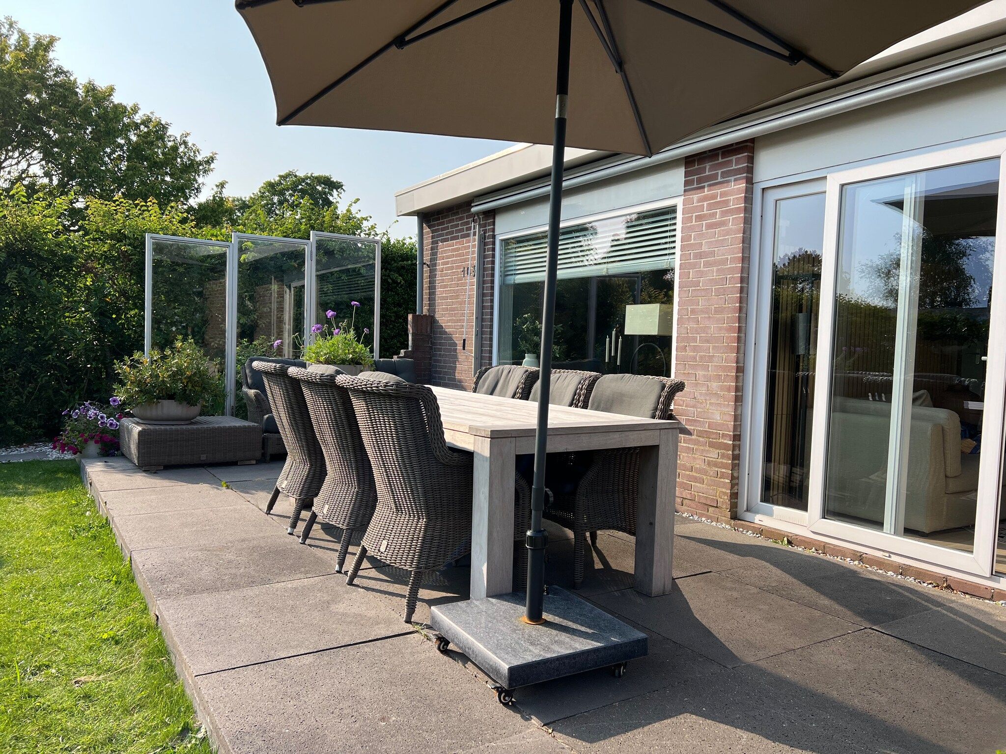 Het terras van Eureka 103 in Sint Maartensvlotbrug