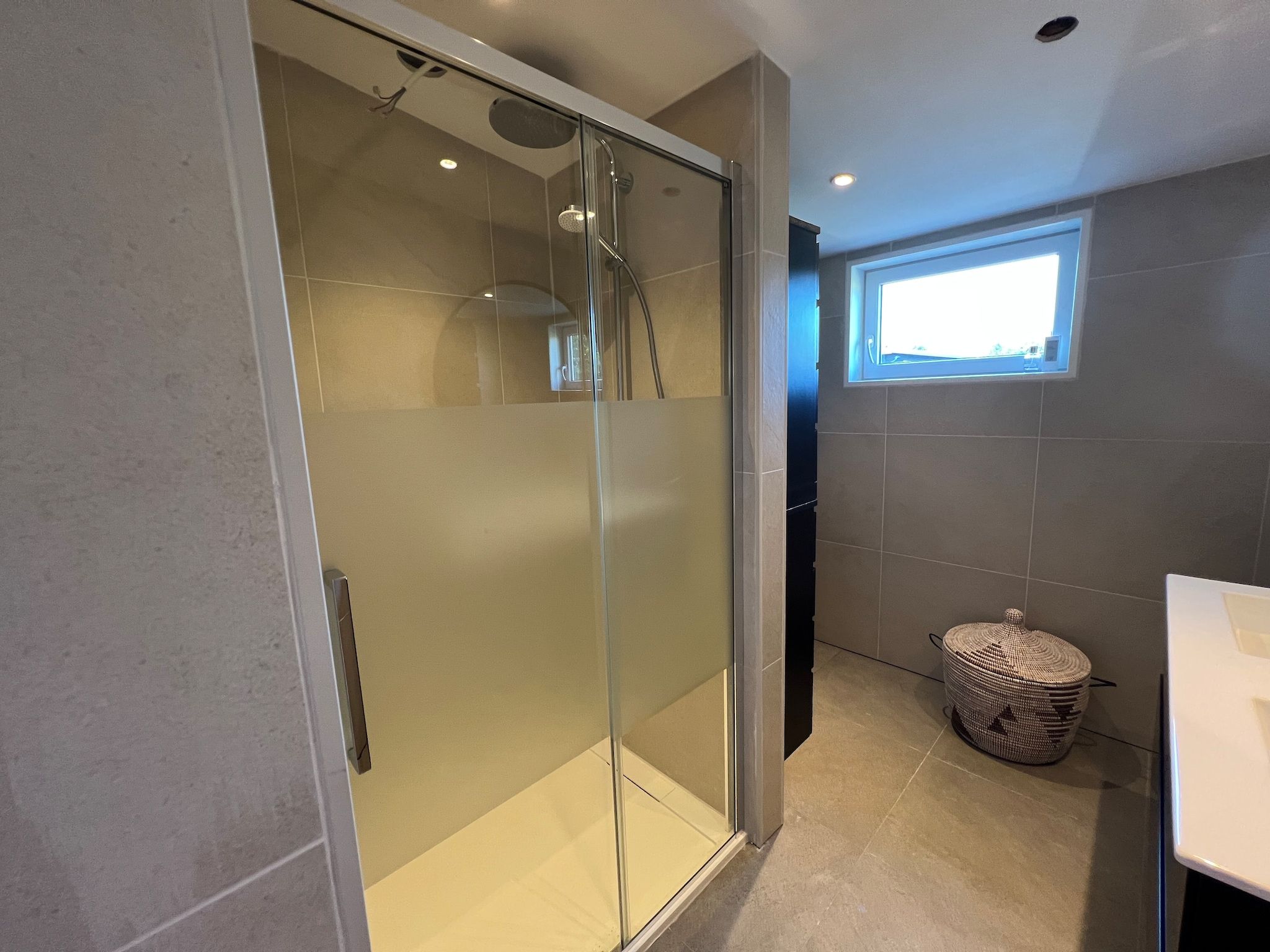 De badkamer van Eureka 103 in Sint Maartensvlotbrug