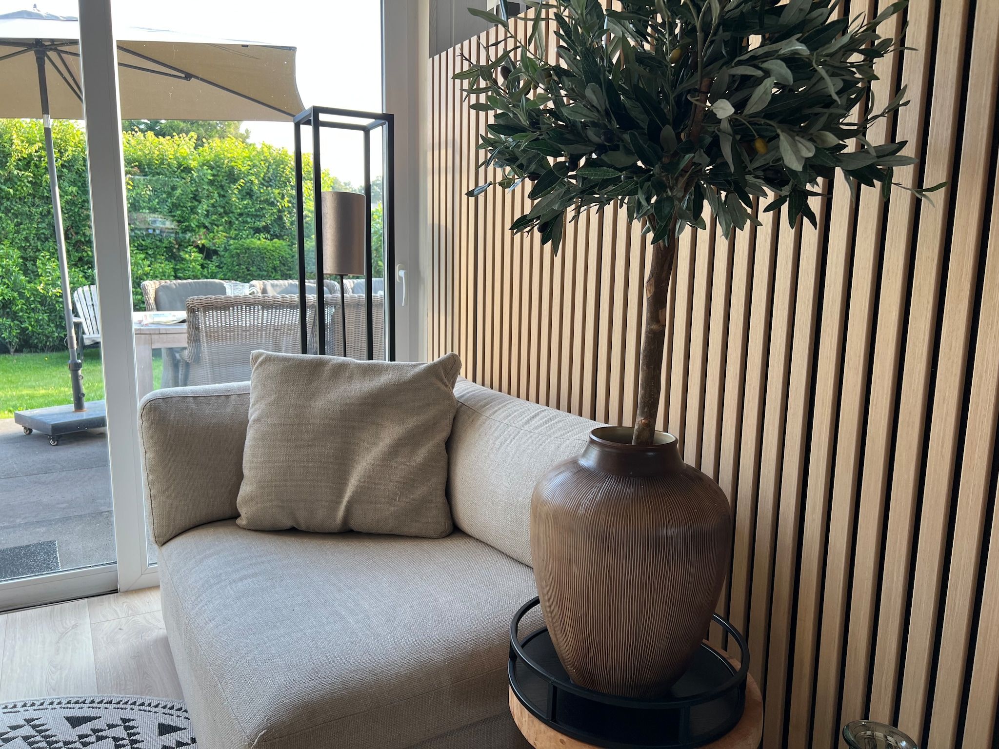 De woonkamer van Eureka 103 in Sint Maartensvlotbrug