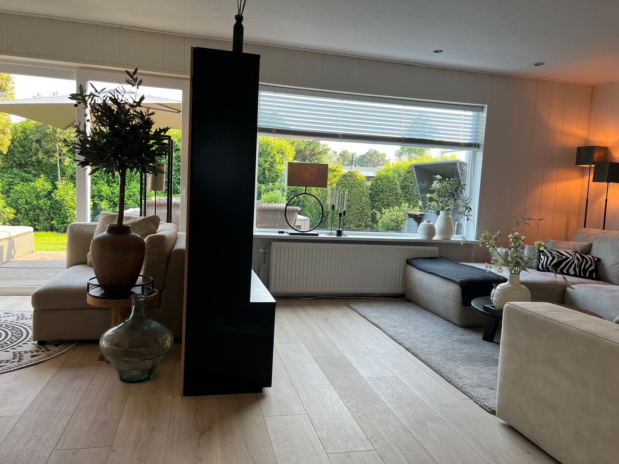 De woonkamer van Eureka 103 in Sint Maartensvlotbrug