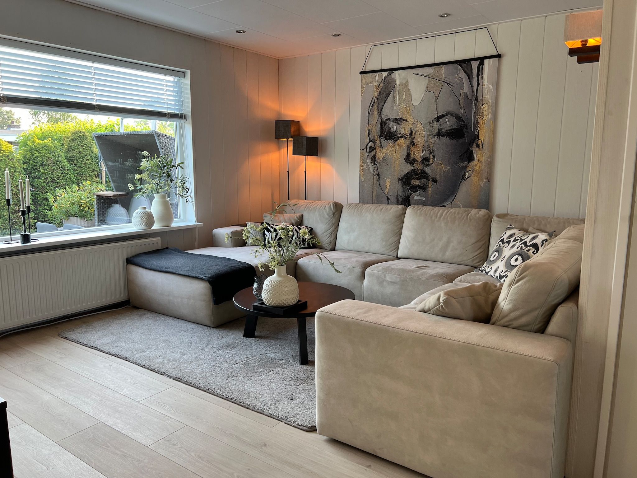 De woonkamer van Eureka 103 in Sint Maartensvlotbrug