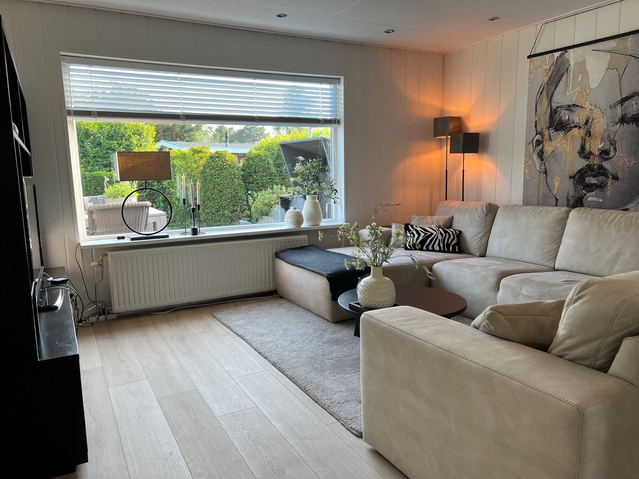 De woonkamer van Eureka 103 in Sint Maartensvlotbrug