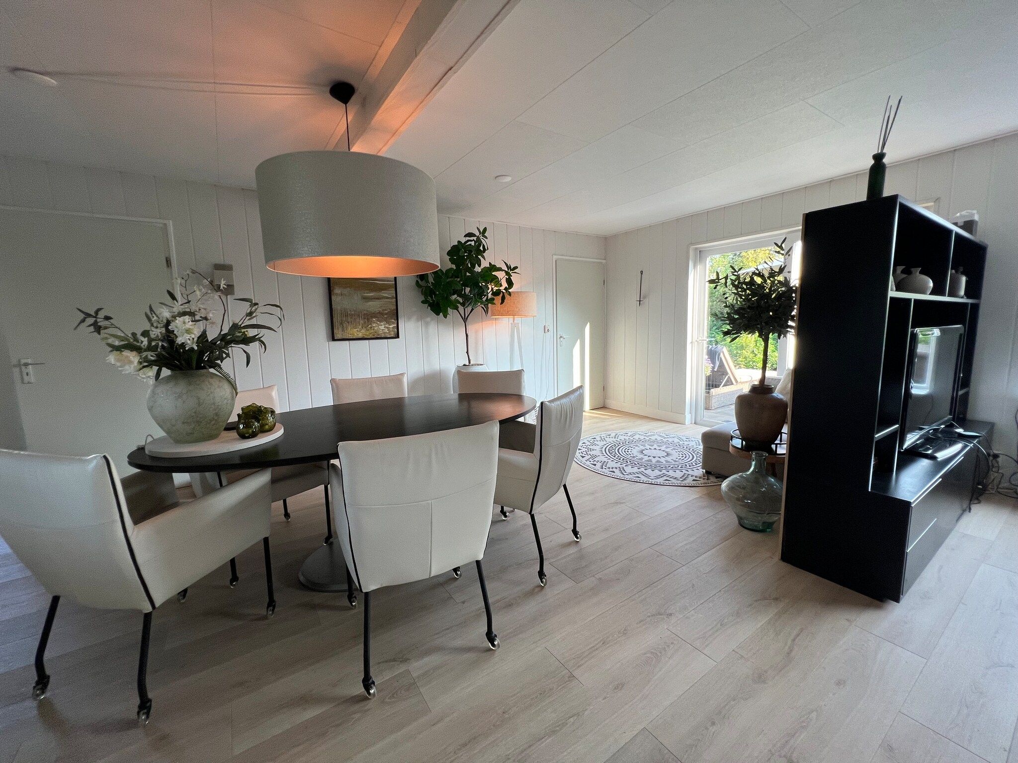 De eetkamer van Eureka 103 in Sint Maartensvlotbrug