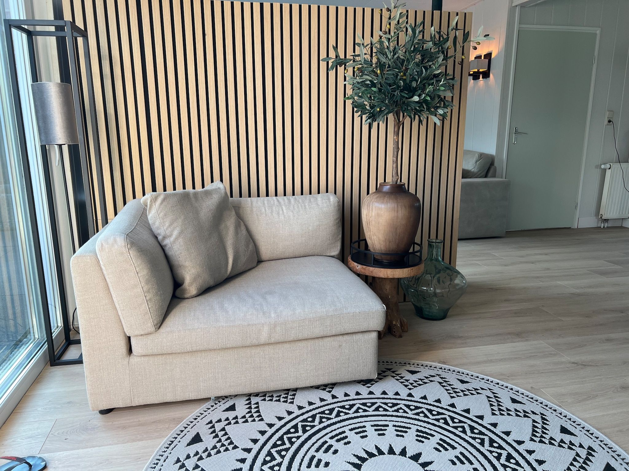 De woonkamer van Eureka 103 in Sint Maartensvlotbrug