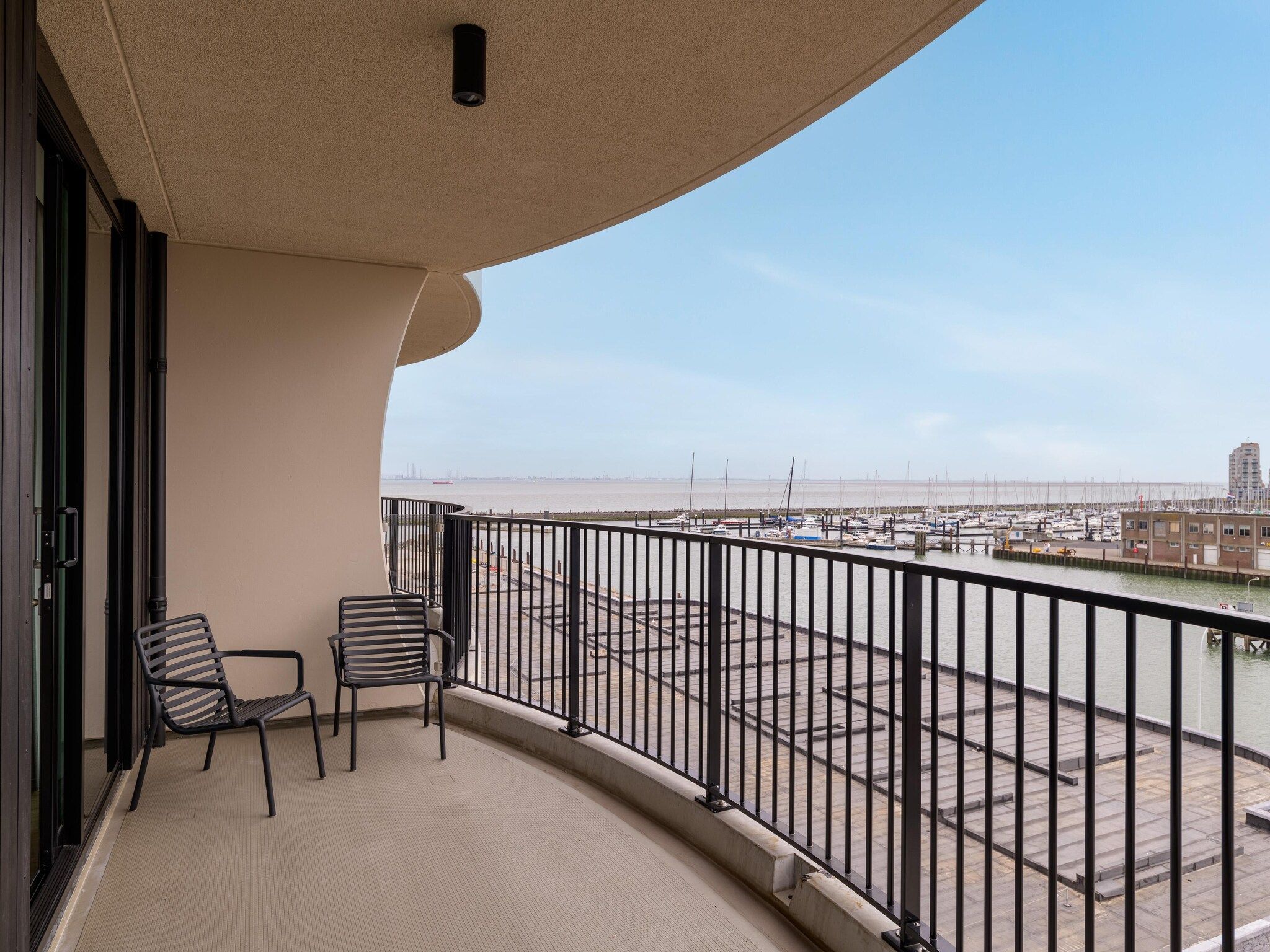 Het terras van Breskens Apartments & Penthouses 17 in Breskens