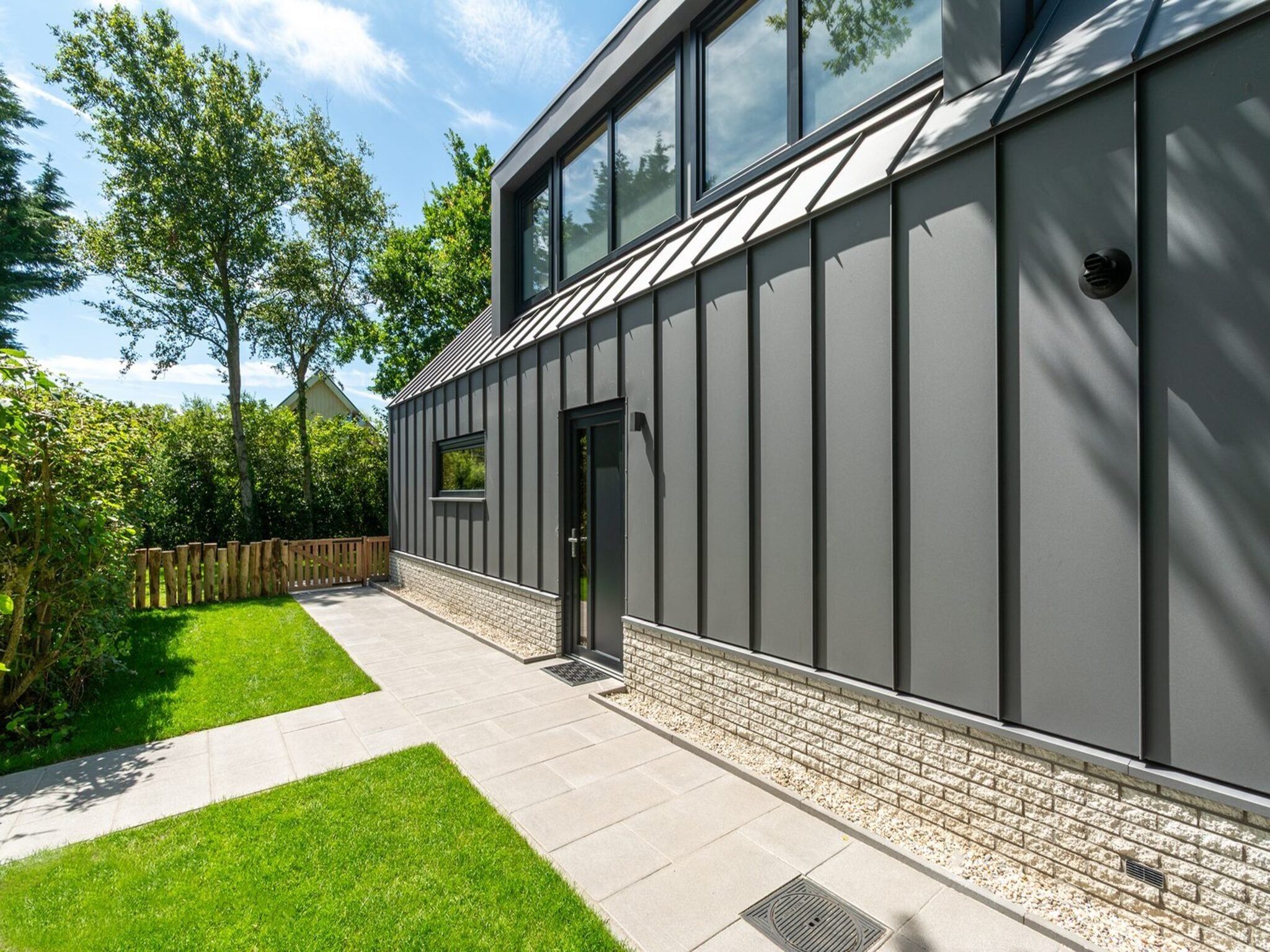 De tuin van Belkmer Beachhouse in Sint Maartenszee