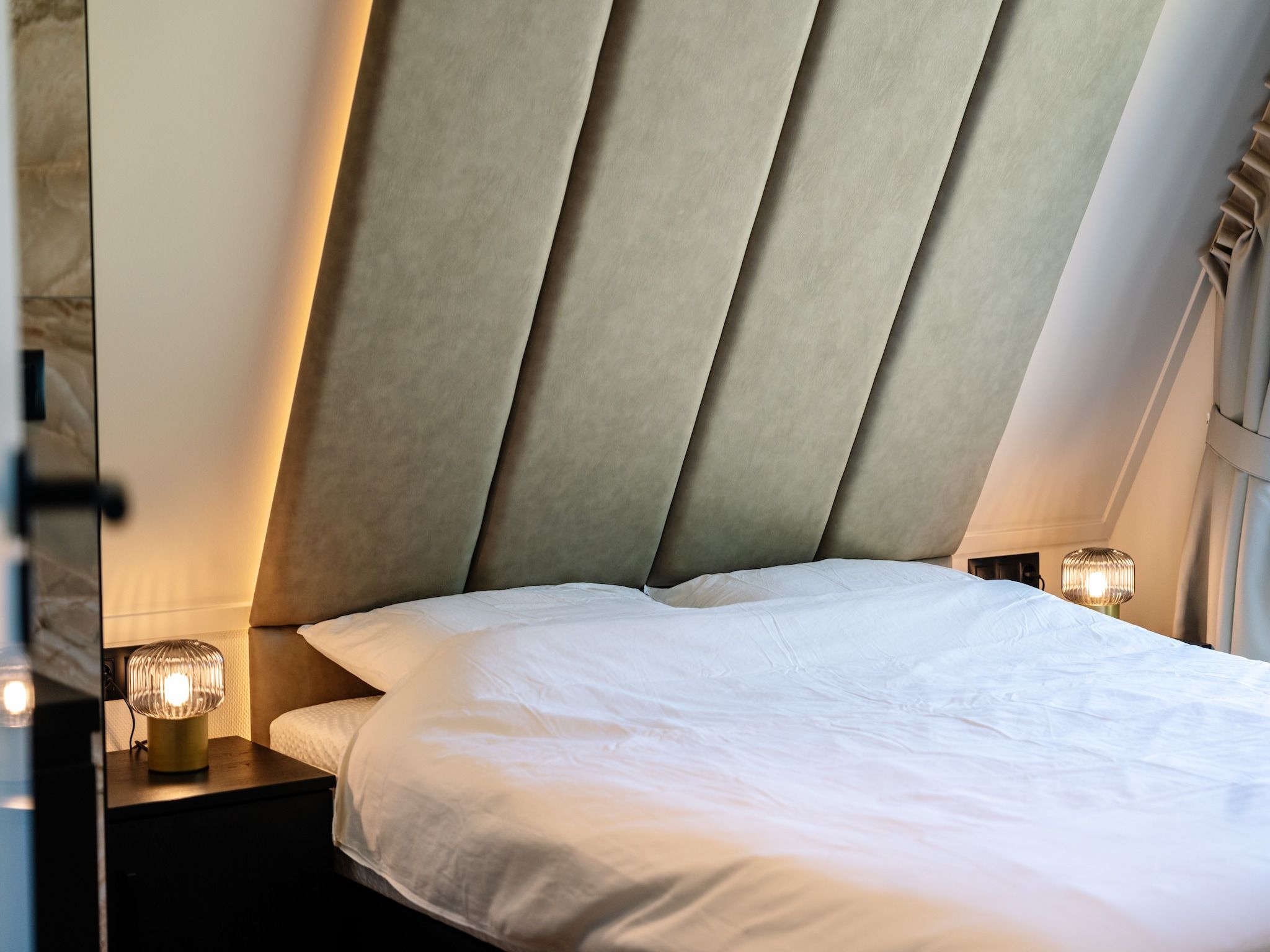 Een slaapkamer van Villa Watergloed | 10 personen in Waarland