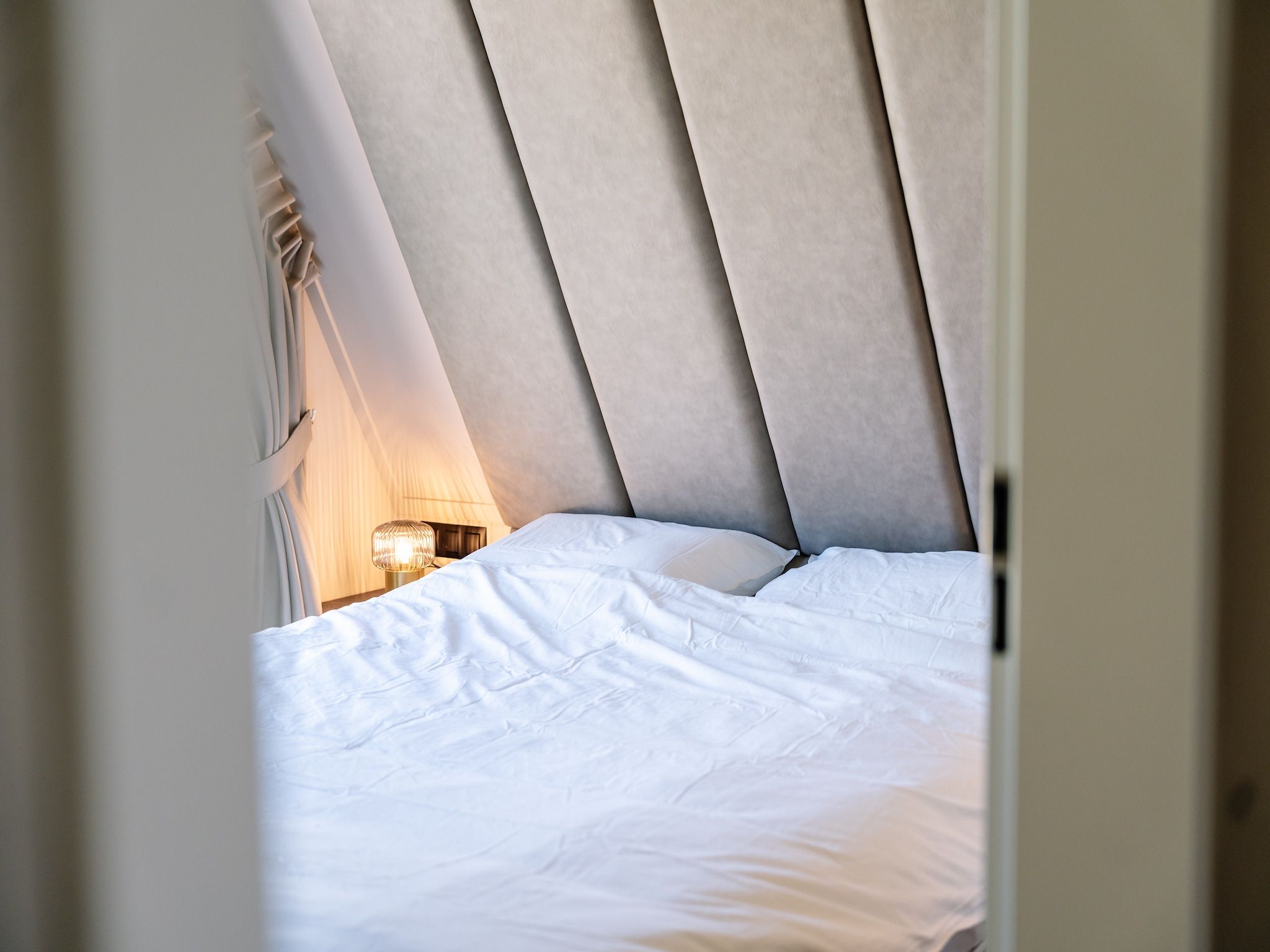 Een slaapkamer van Villa Watergloed | 10 personen in Waarland