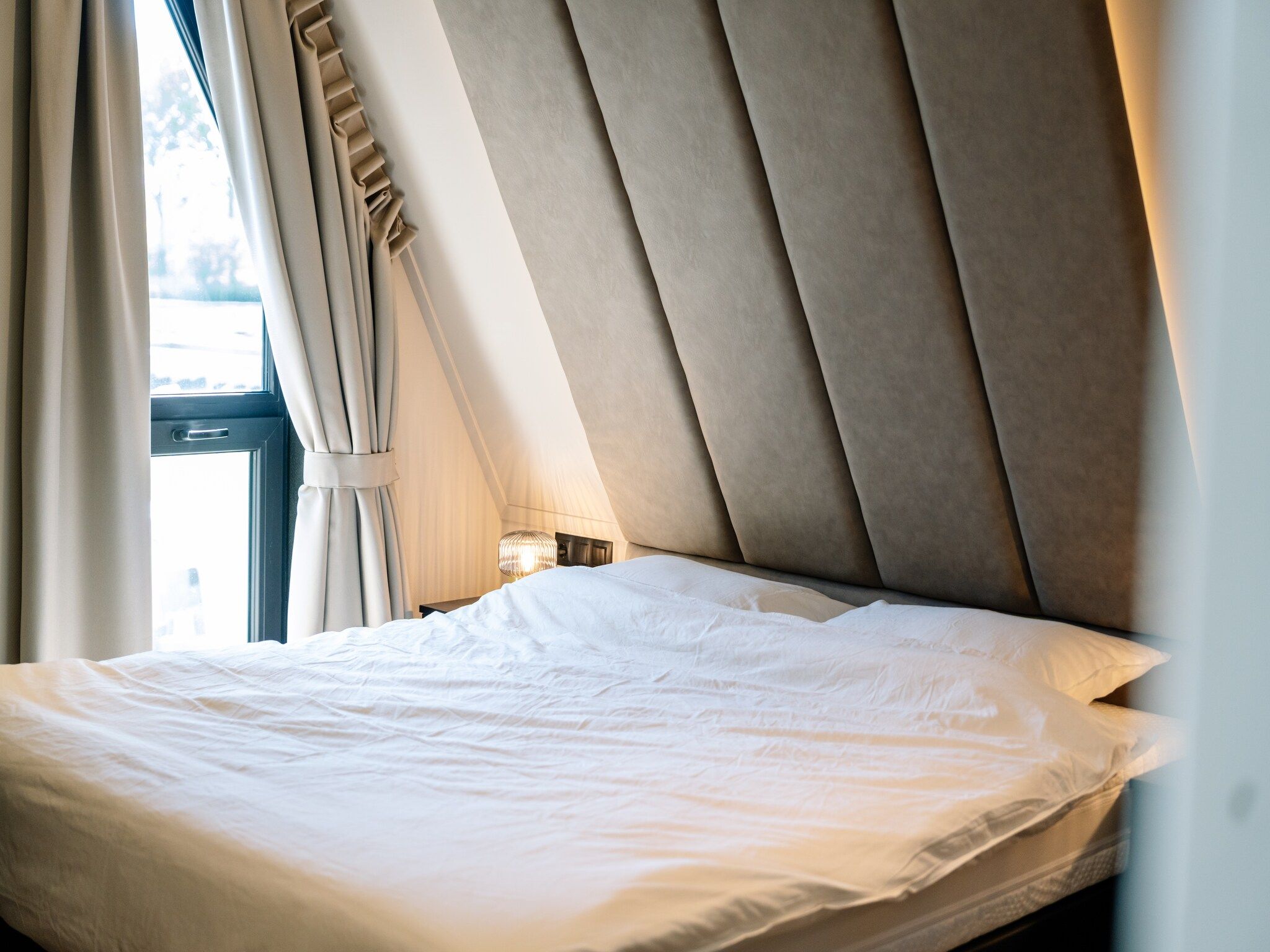 Een slaapkamer van Villa Watergloed | 10 personen in Waarland