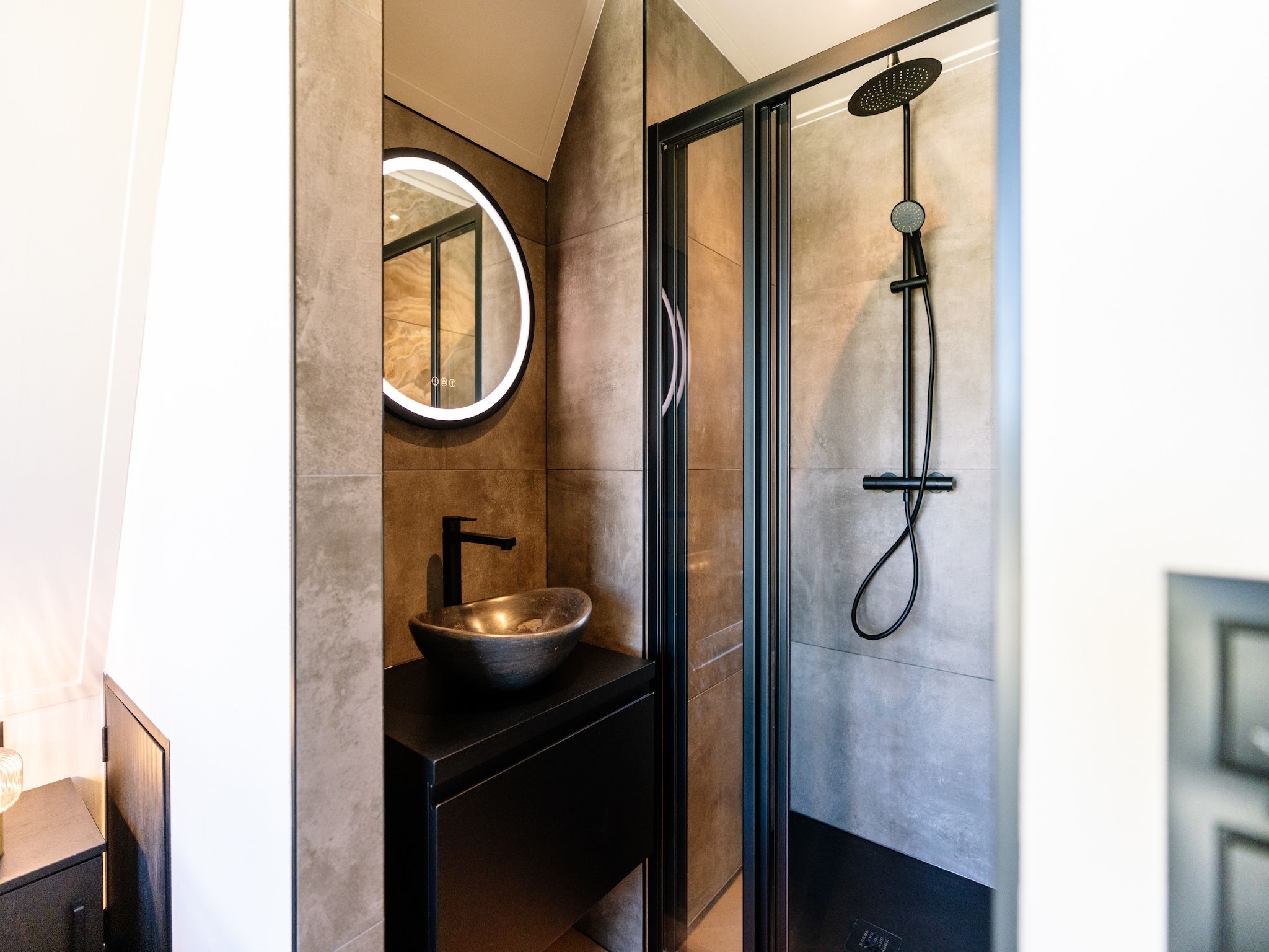 De badkamer van Villa Watergloed | 10 personen in Waarland