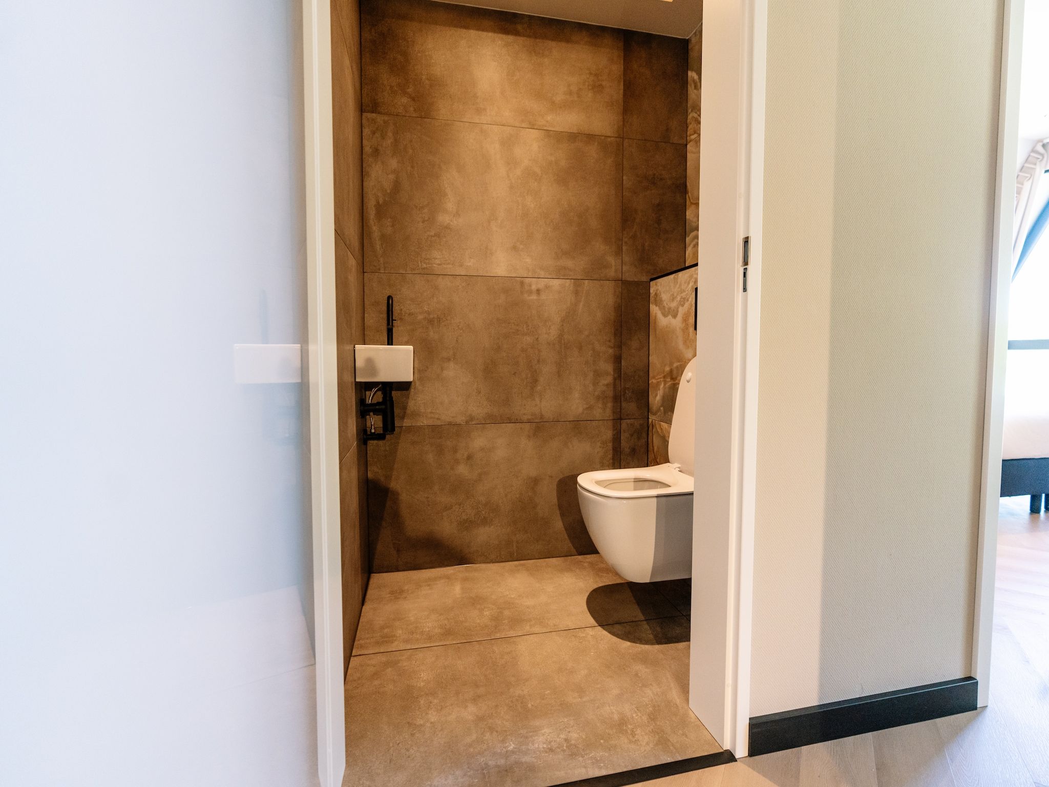 De badkamer van Villa Watergloed | 10 personen in Waarland