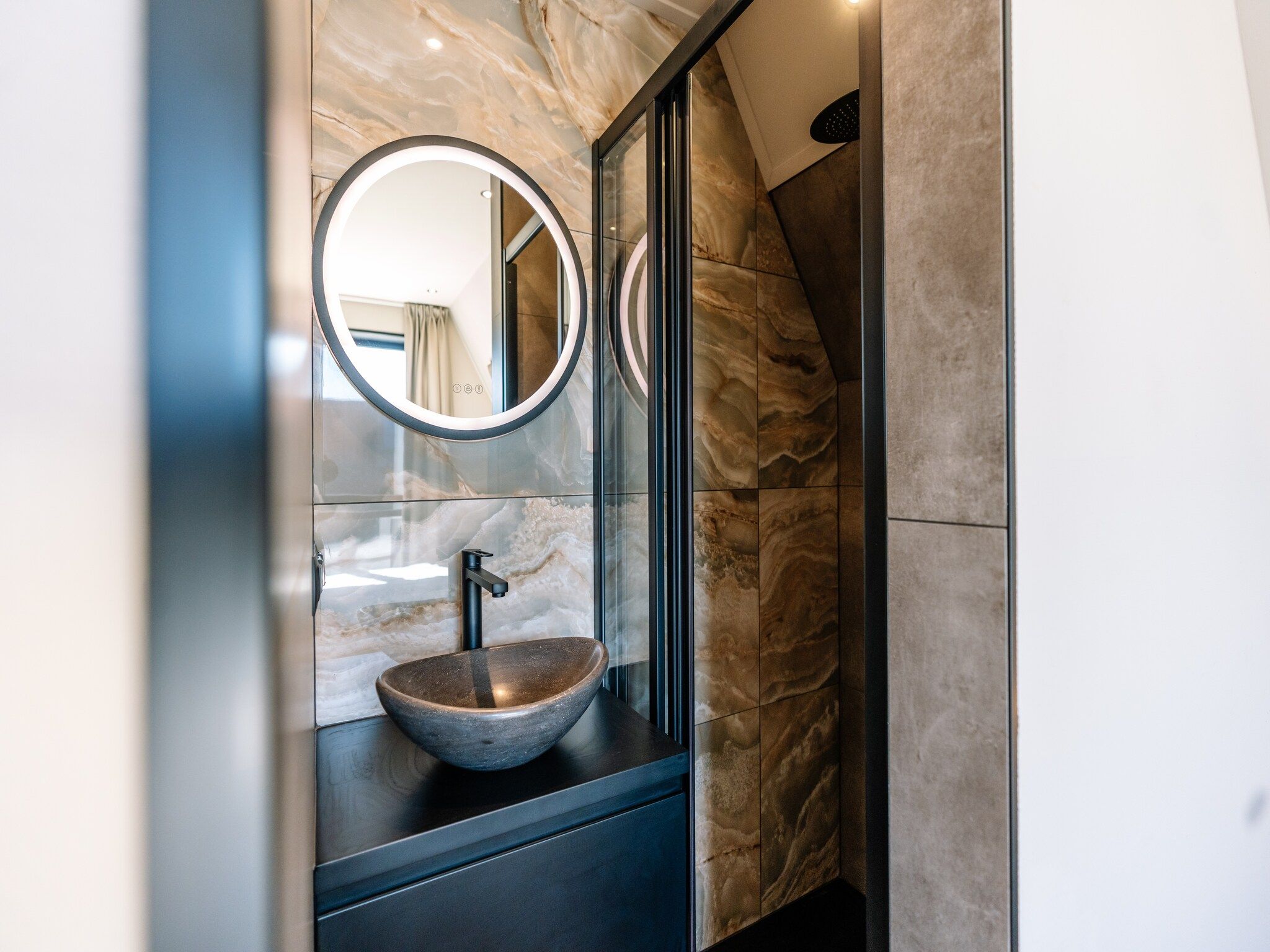 De badkamer van Villa Watergloed | 10 personen in Waarland