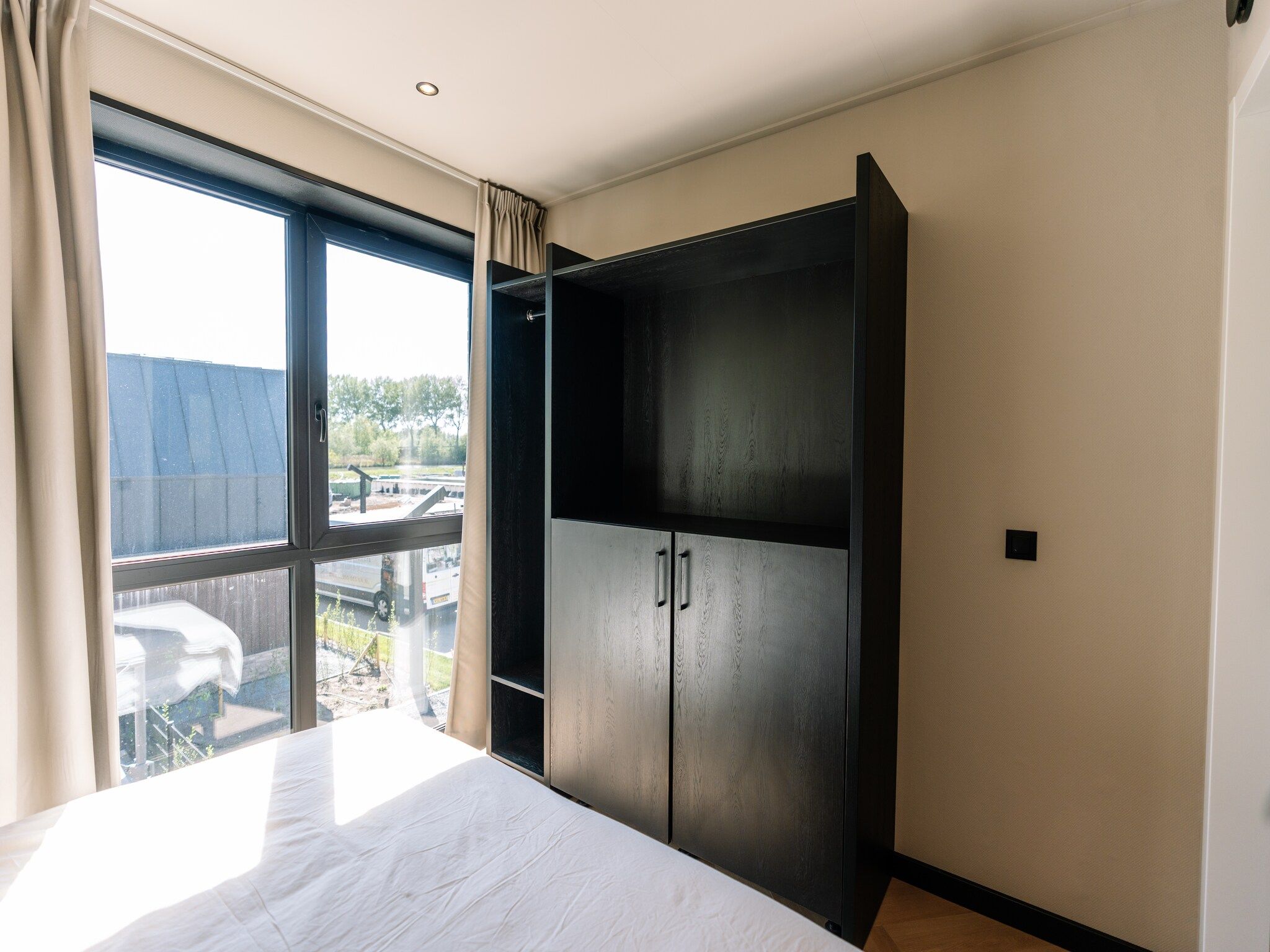 Een slaapkamer van Villa Watergloed | 10 personen in Waarland