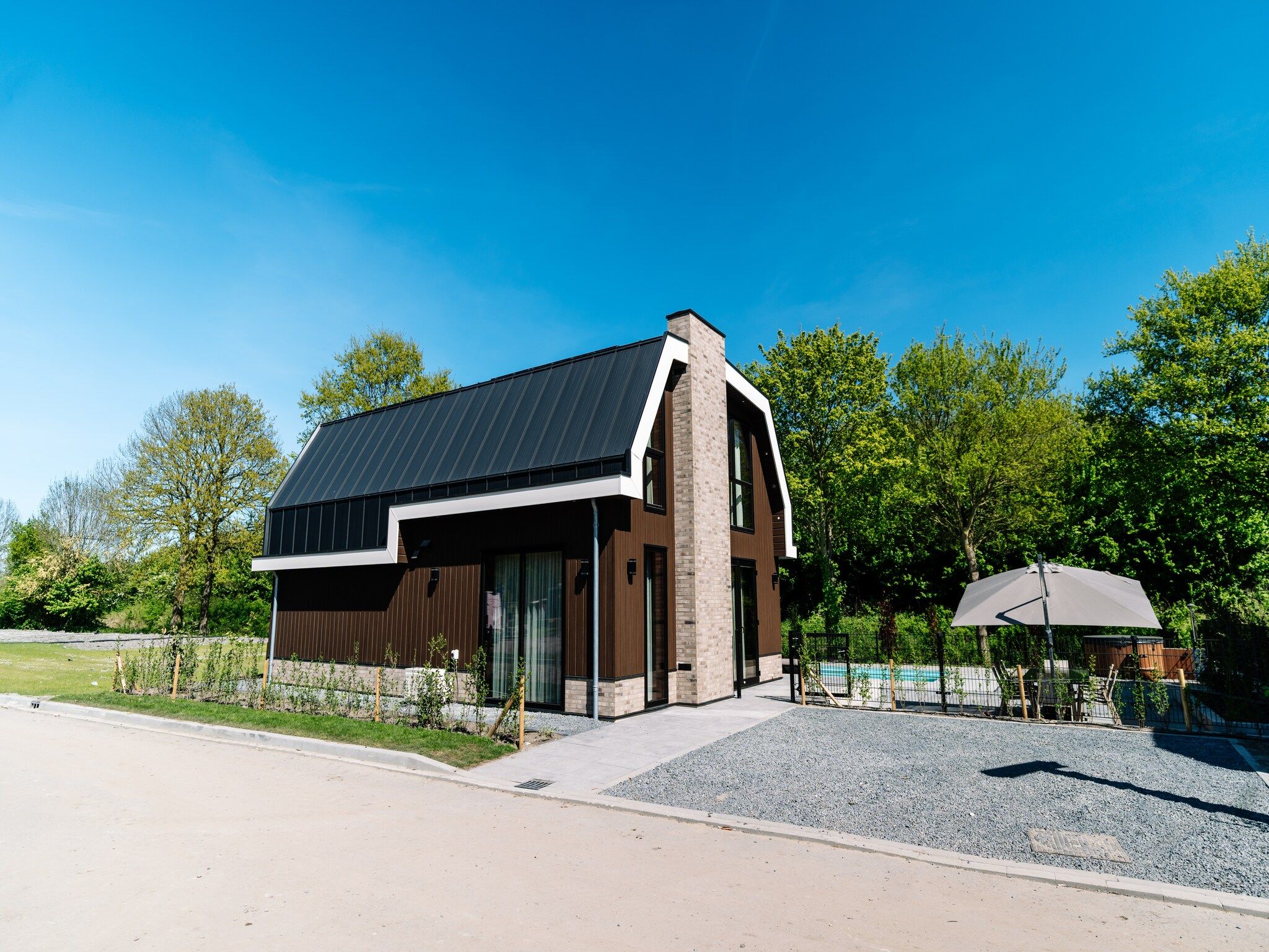 De buitenkant van Villa Watergloed | 10 personen in Waarland