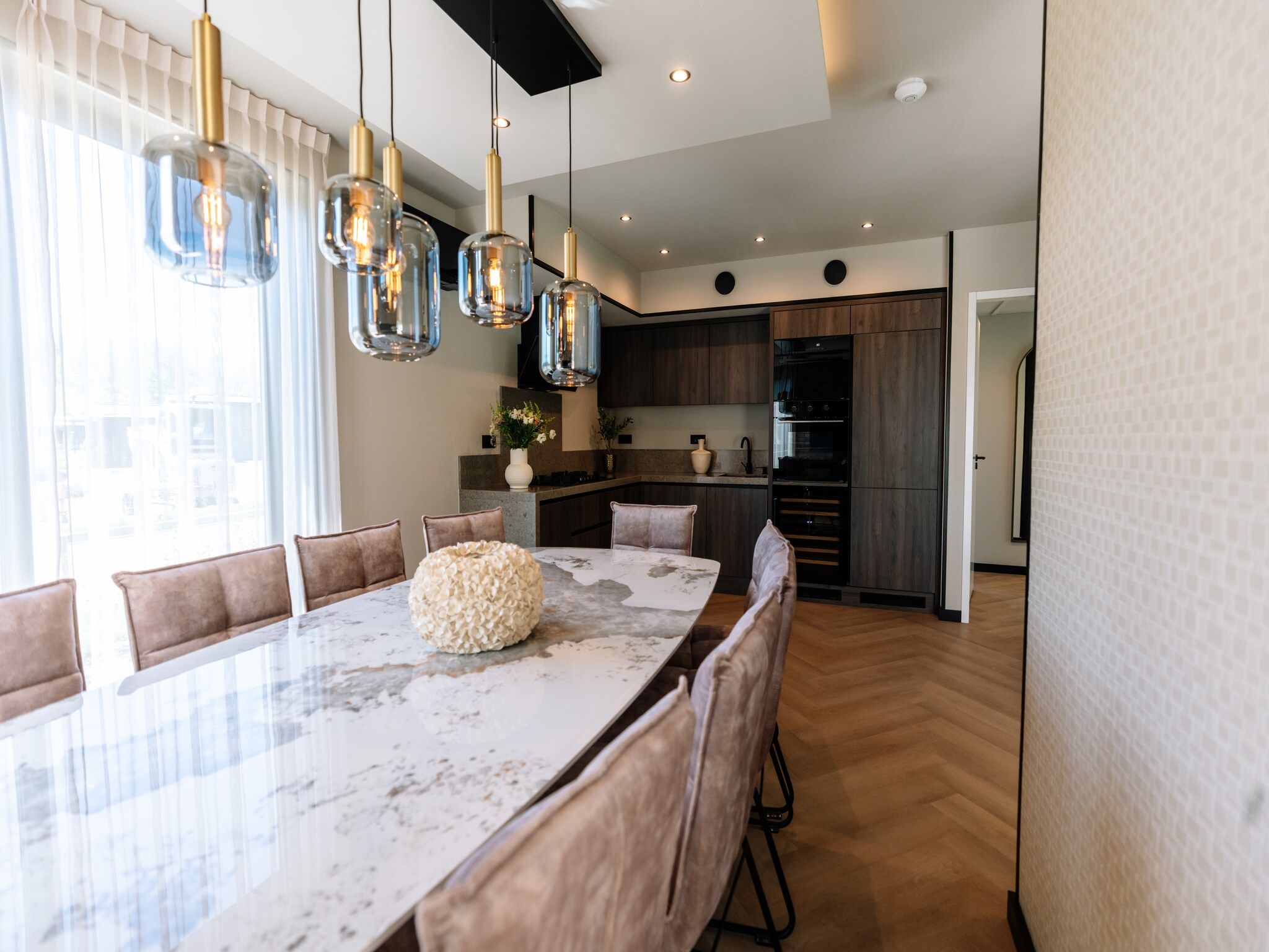 De eetkamer van Villa Watergloed | 10 personen in Waarland