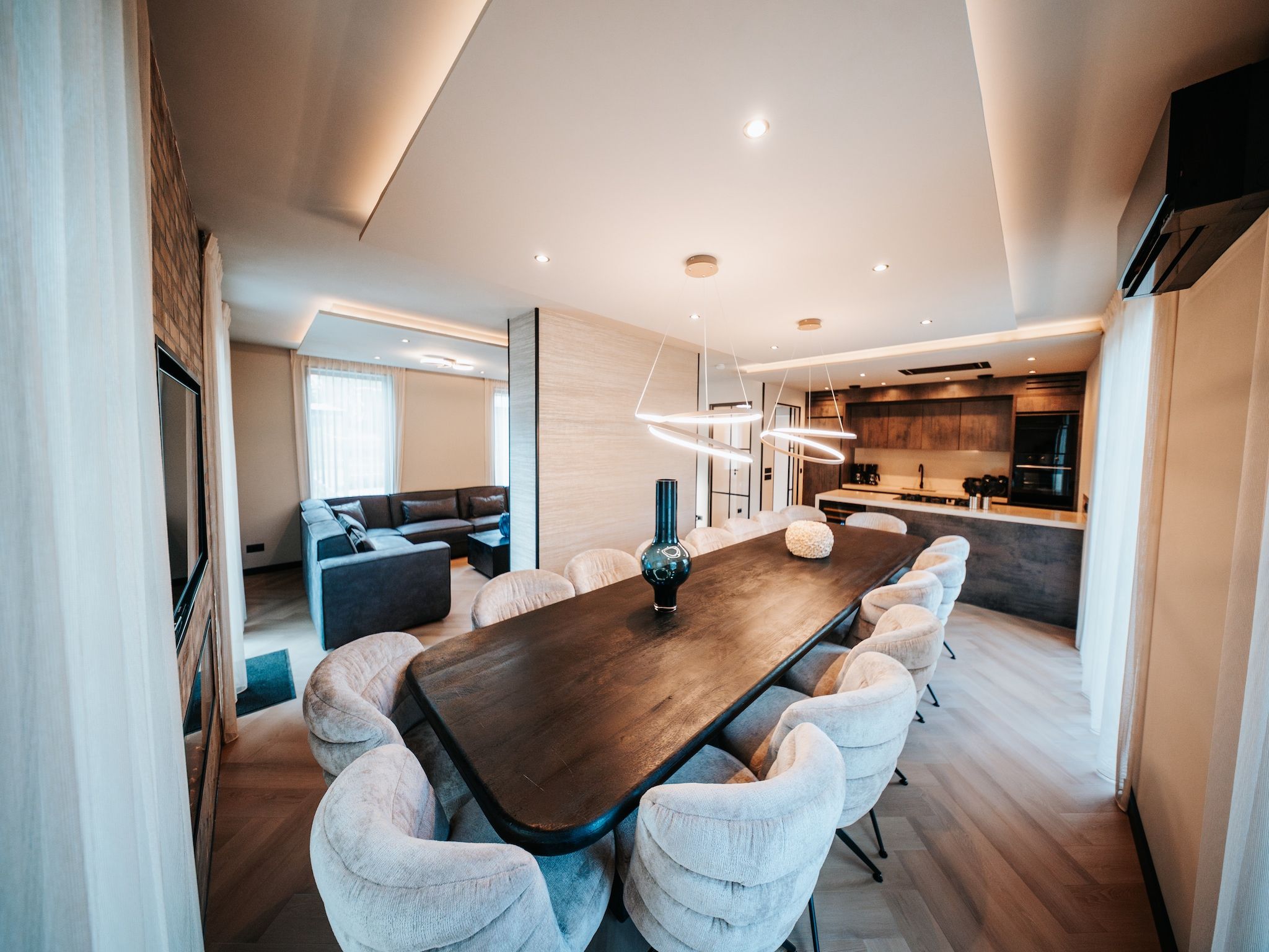 De eetkamer van Villa Watergloed | 16 personen in Waarland