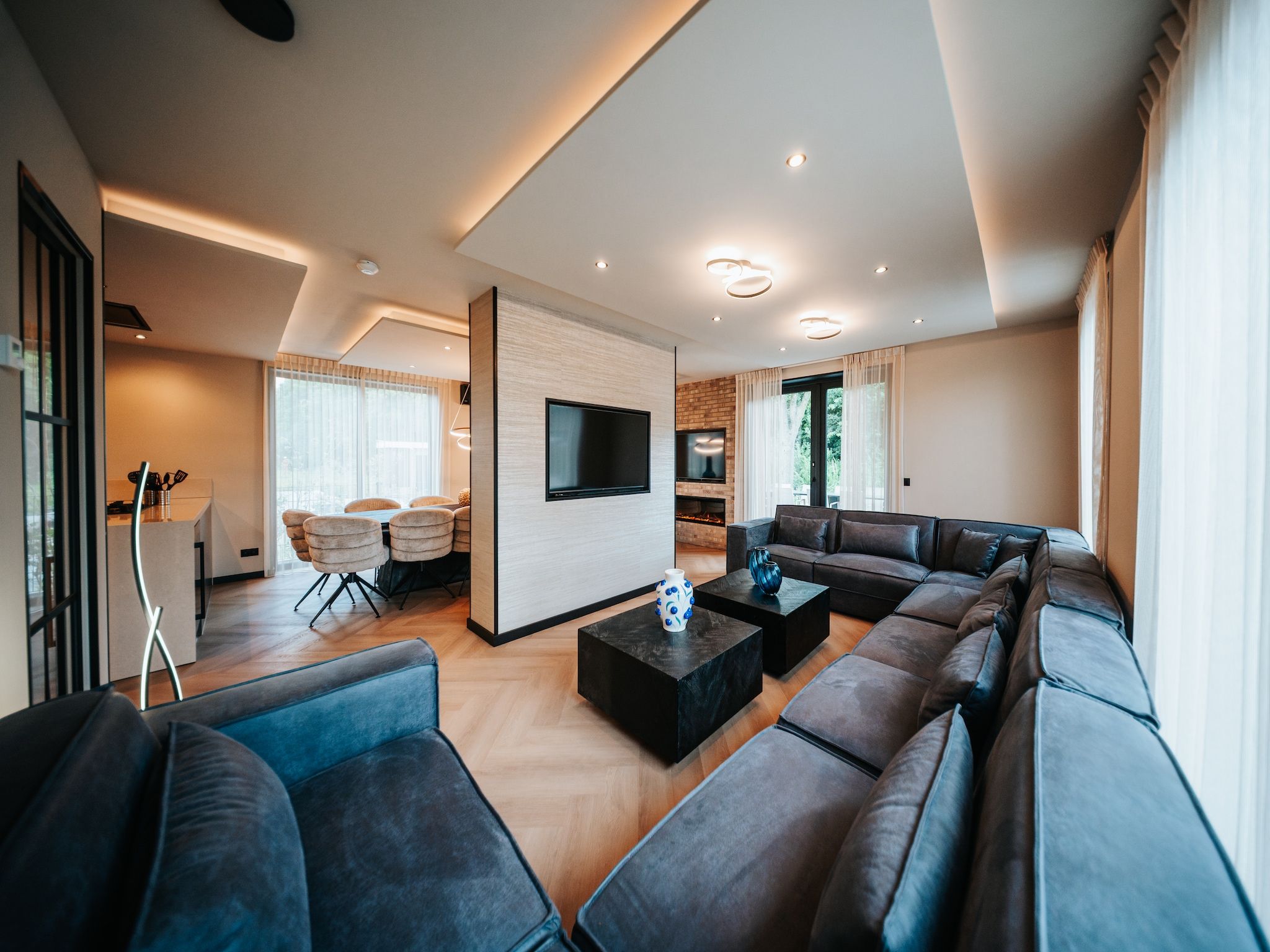 De woonkamer van Villa Watergloed | 16 personen in Waarland