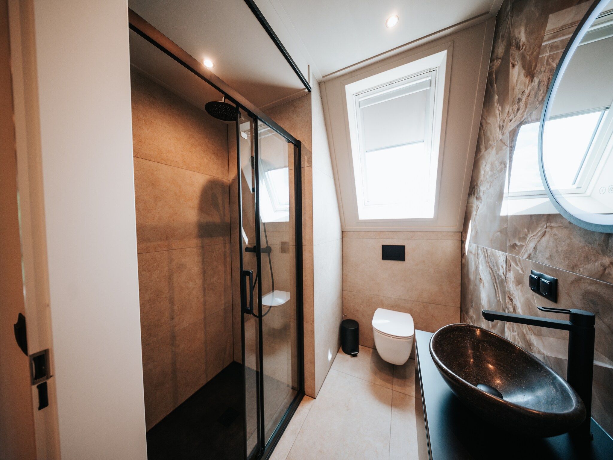 Een slaapkamer van Villa Watergloed | 16 personen in Waarland