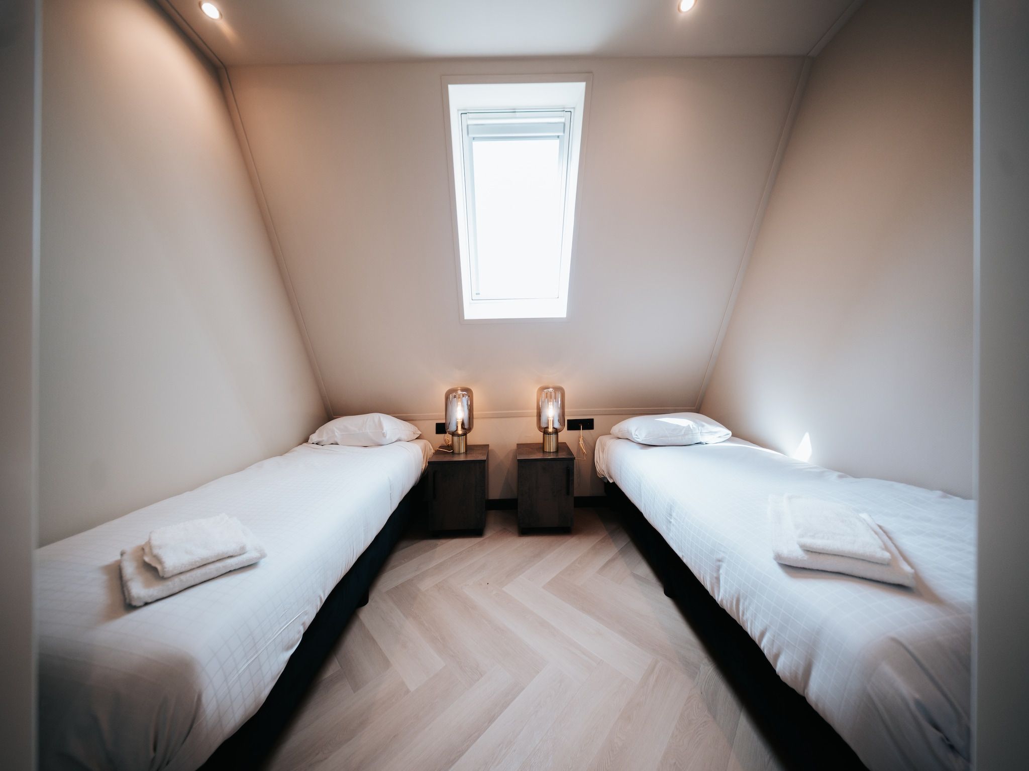 Een slaapkamer van Villa Watergloed | 16 personen in Waarland