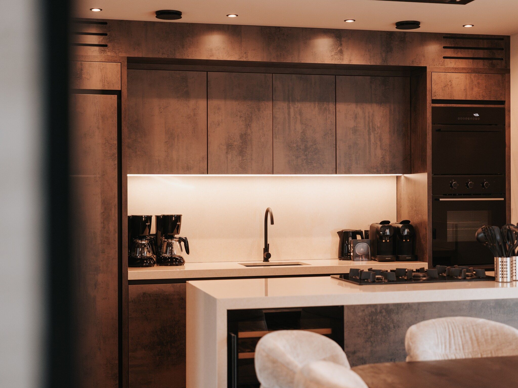 De keuken van Villa Watergloed | 16 personen in Waarland