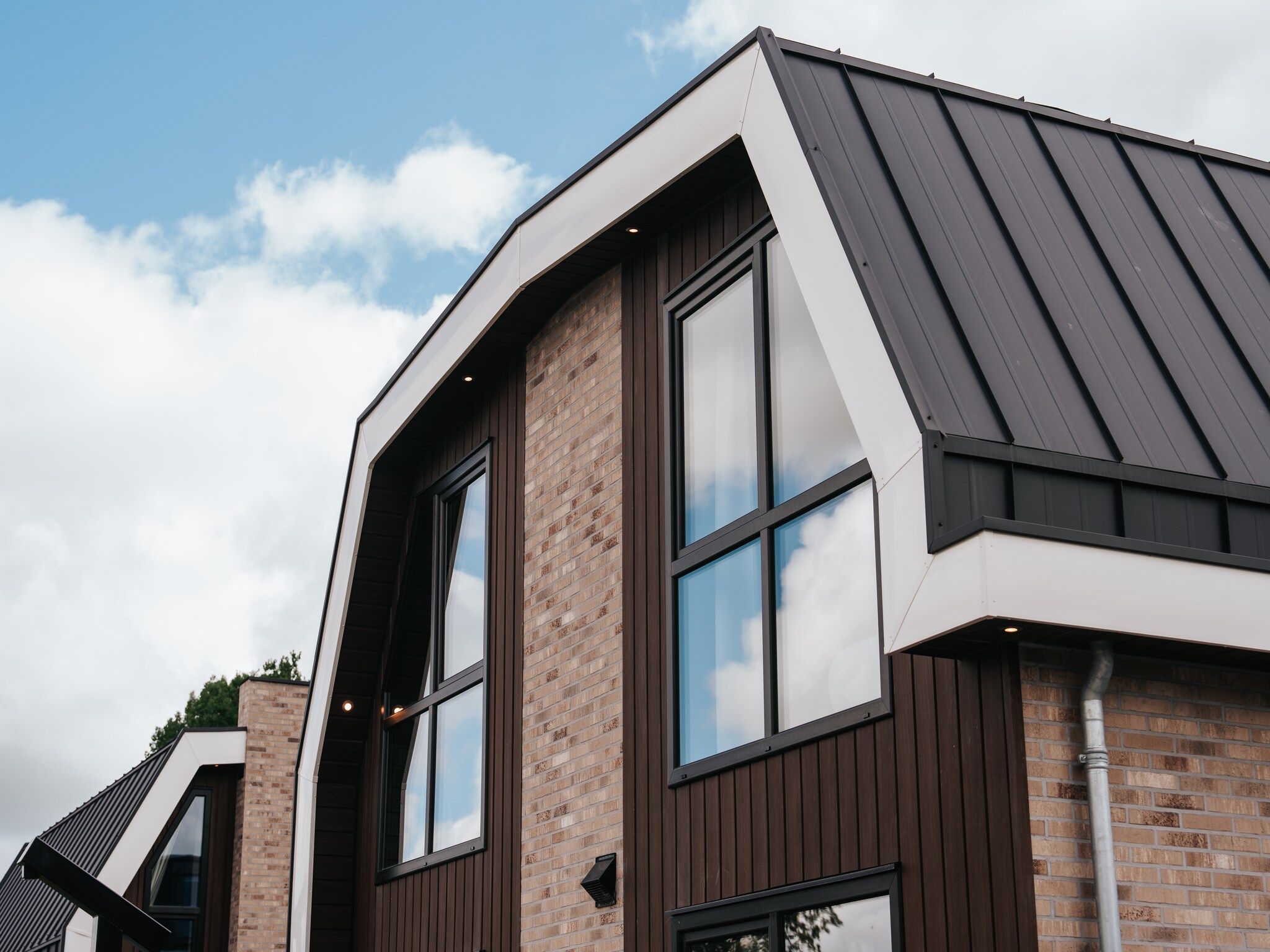 De buitenkant van Villa Watergloed | 16 personen in Waarland