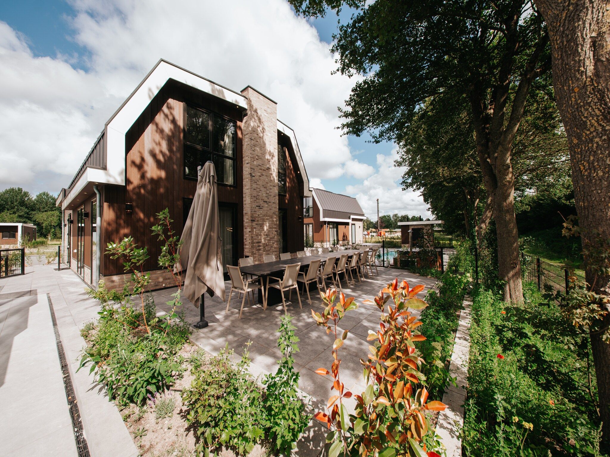 De buitenkant van Villa Watergloed | 16 personen in Waarland