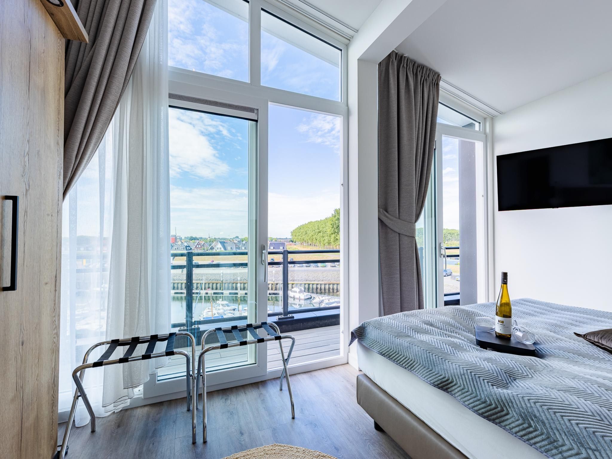 Een slaapkamer van Penthouse at the beach - with balcony | No. 26 - 2 Pers.  | Vista Maris in Sint-Annaland