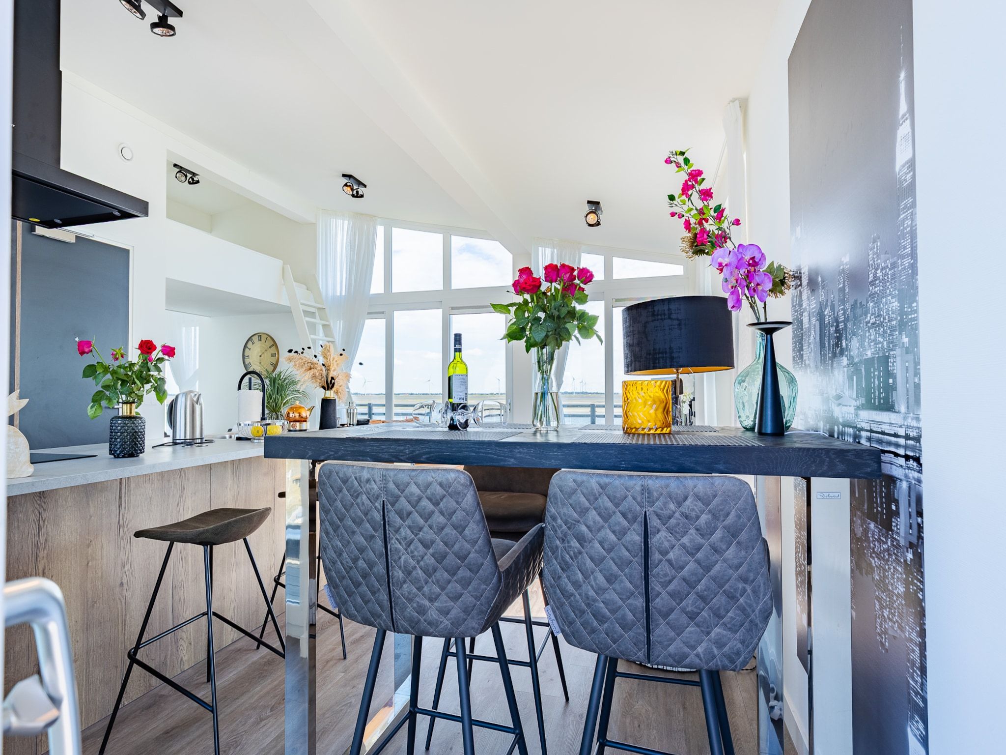 De eetkamer van Penthouse at the beach - with balcony | No. 26 - 2 Pers.  | Vista Maris in Sint-Annaland