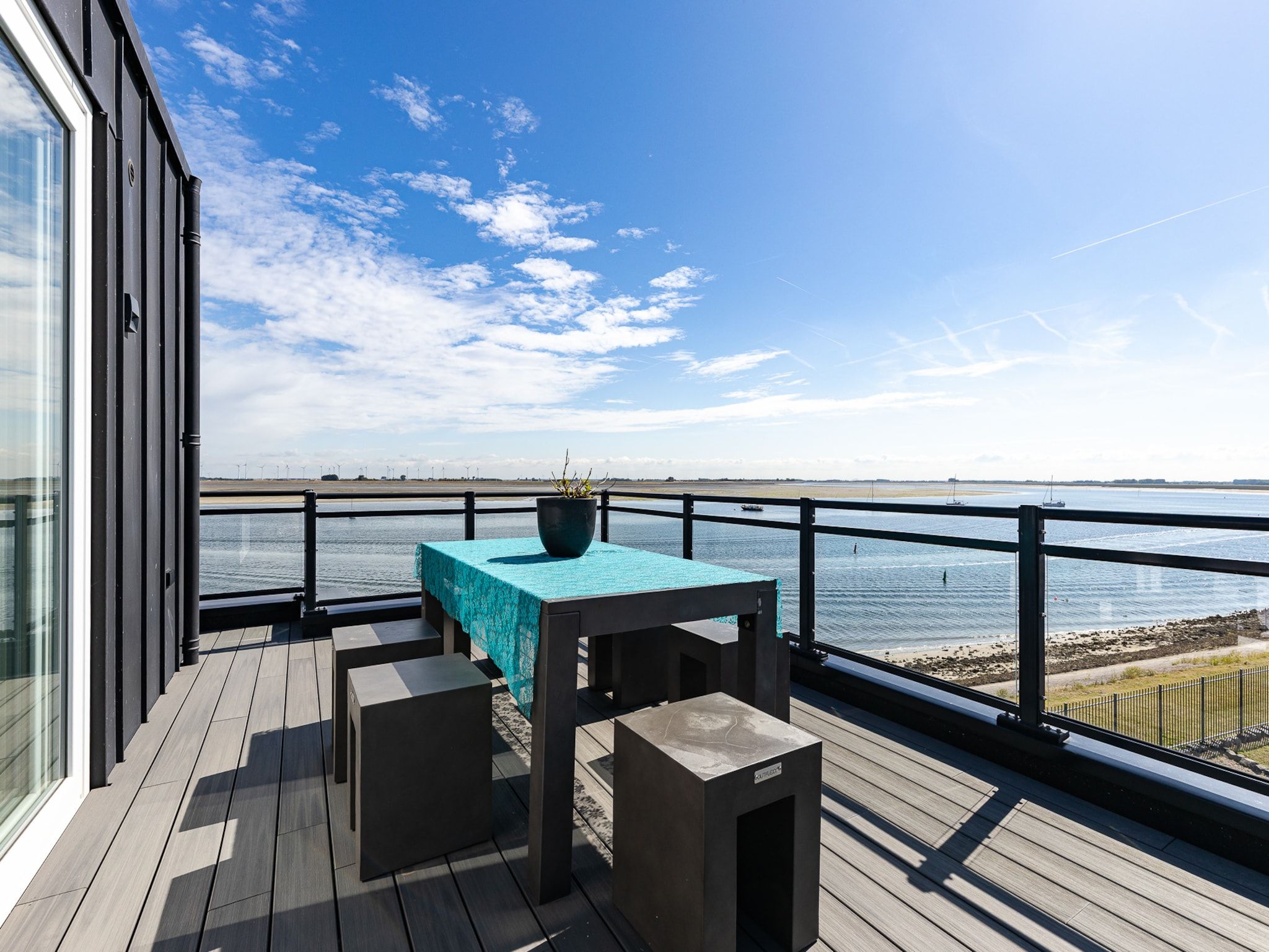 Het terras van Penthouse at the beach - with balcony | No. 26 - 2 Pers.  | Vista Maris in Sint-Annaland