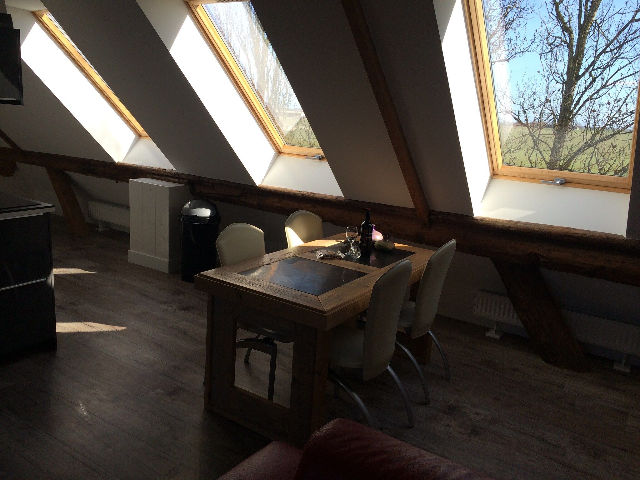 De eetkamer van Appartement Rustiek in Schagen