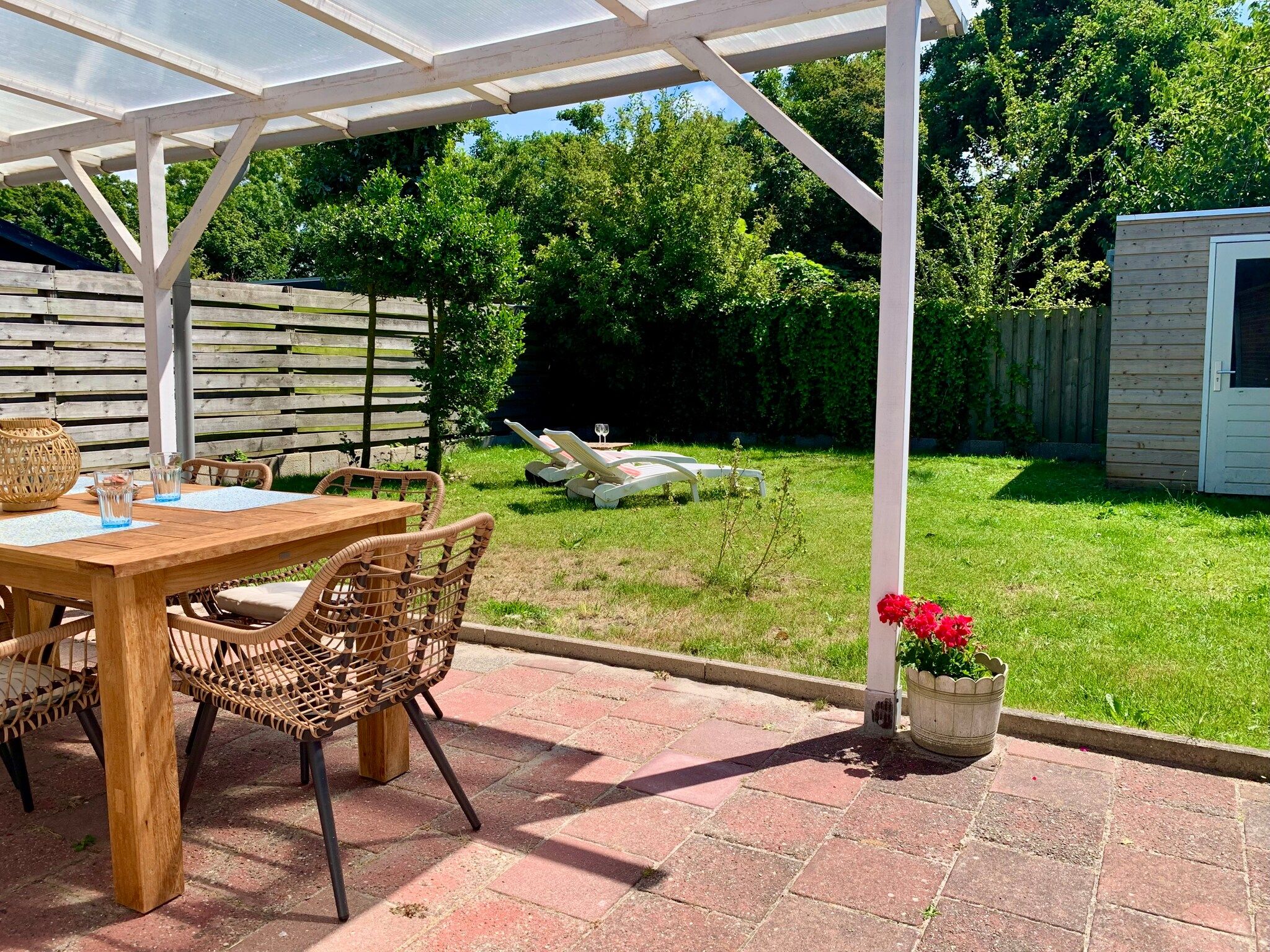 Het terras van Wildrijk 075 in Sint Maartenszee