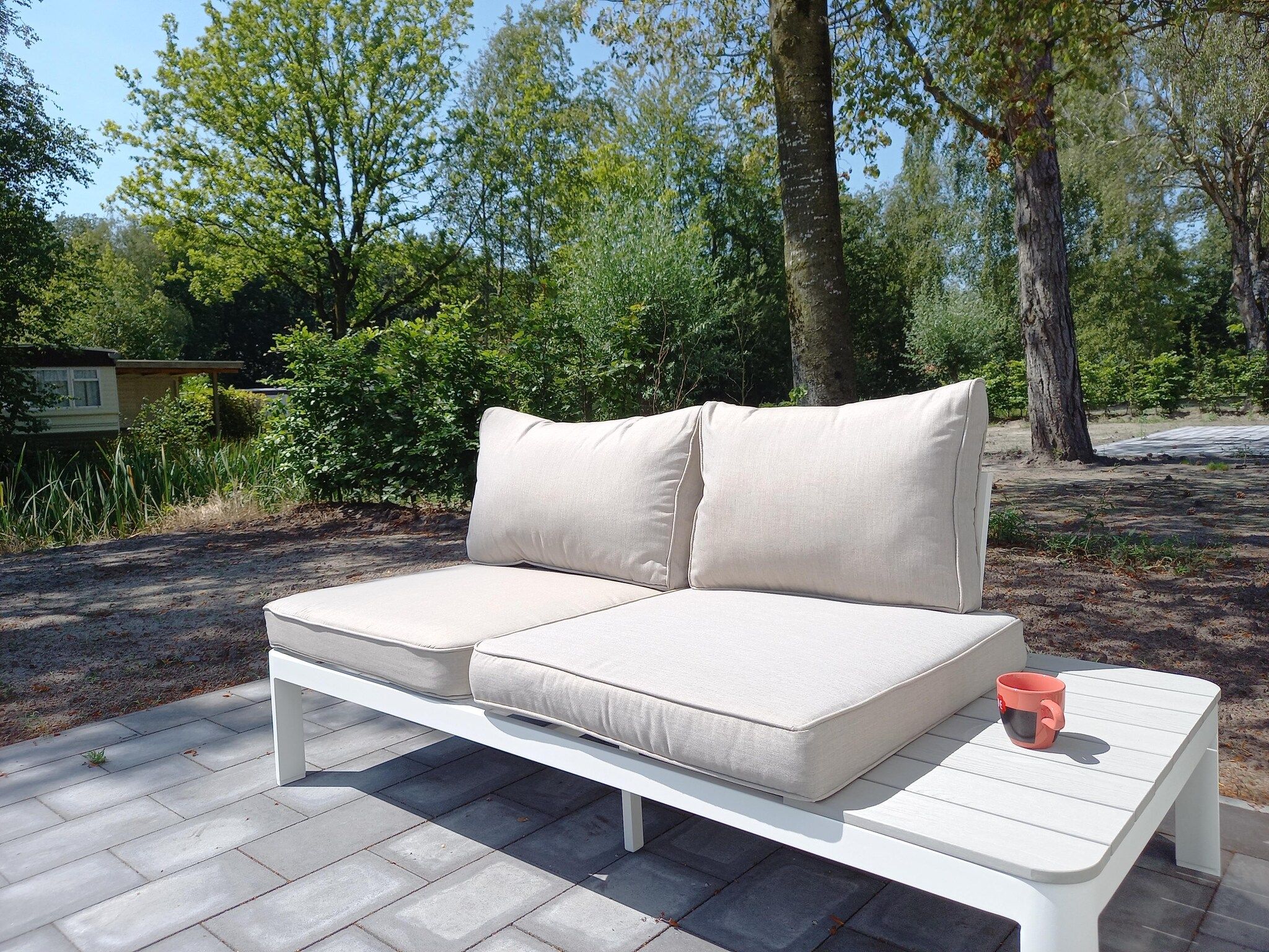 De tuin van Chaletwoning in Sint Nicolaasga