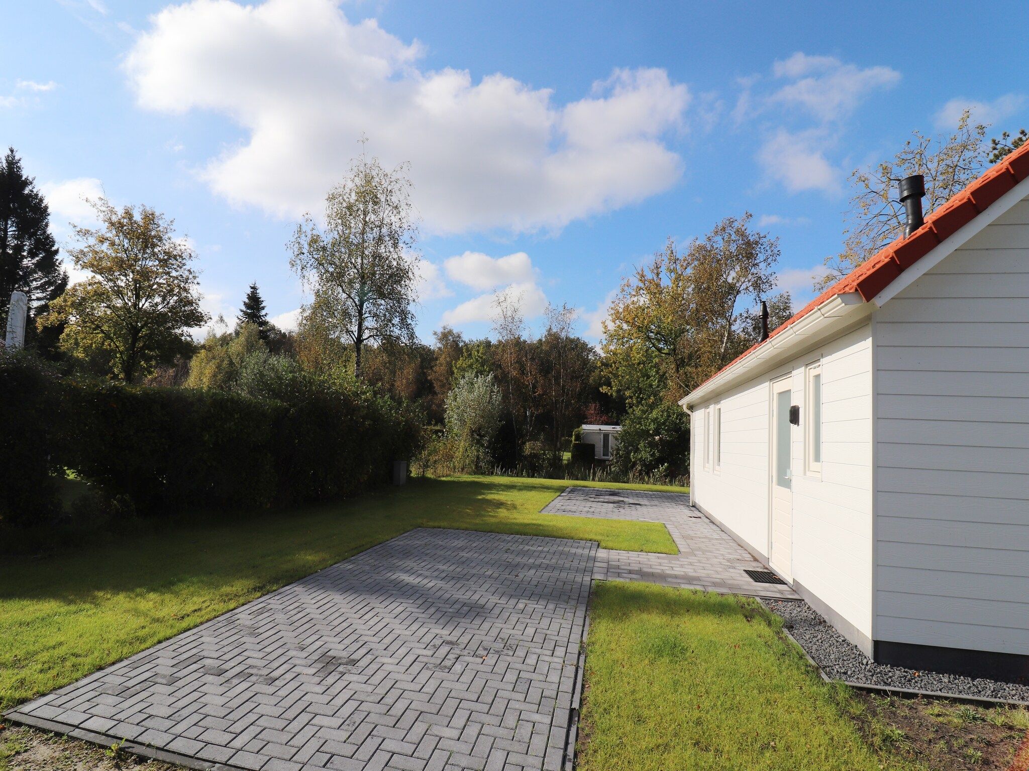 De tuin van Chaletwoning in Sint Nicolaasga