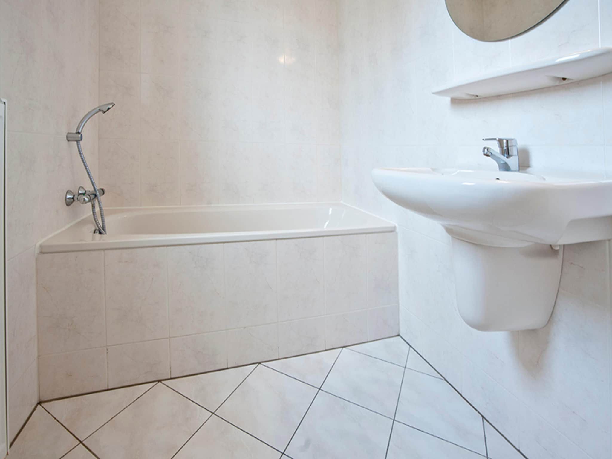 De badkamer van Boswoning in Heel