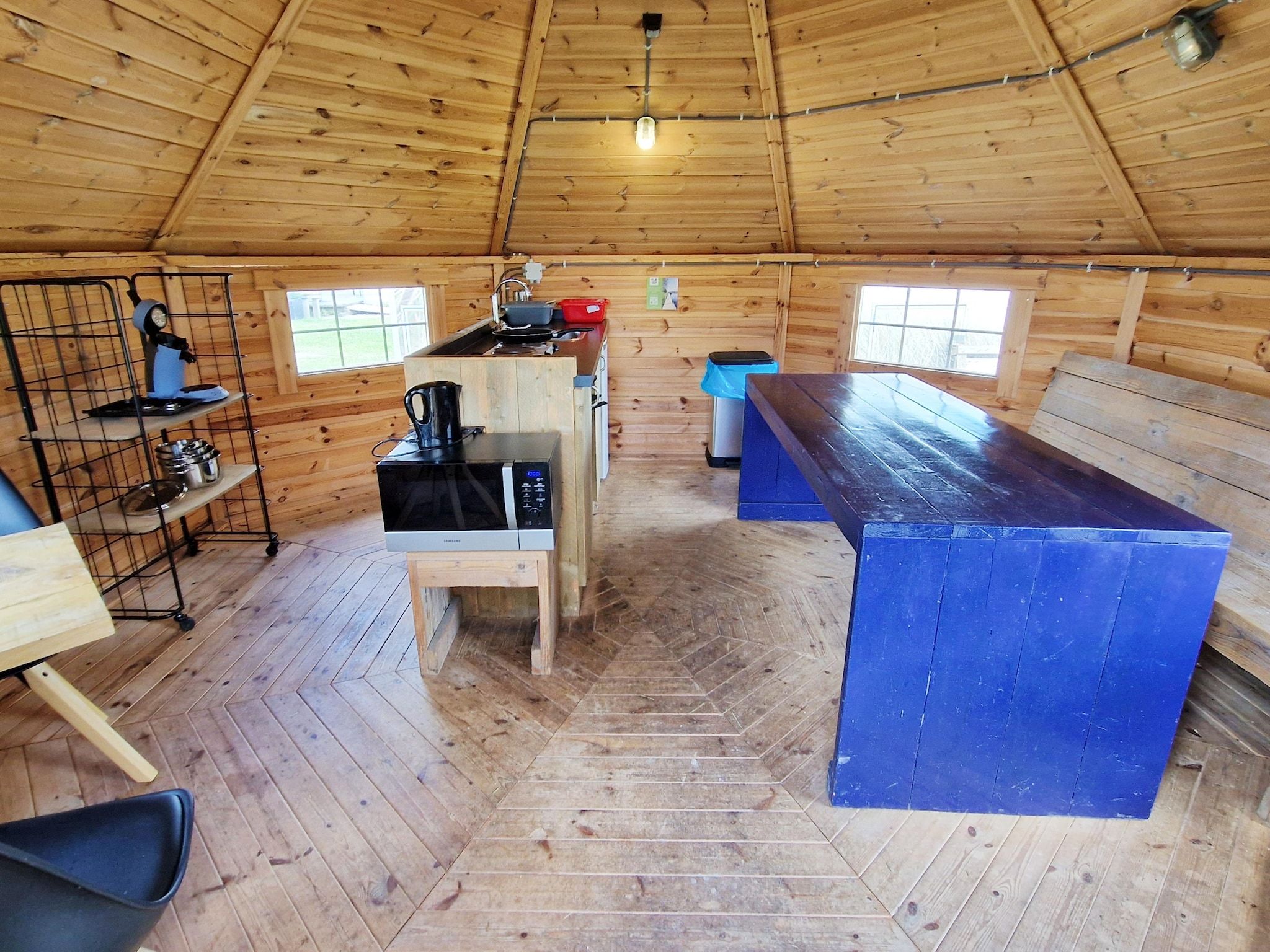 De woonkamer van Tiny Wagons Marina Muiderzand Almere (Nr 1-6) in Almere