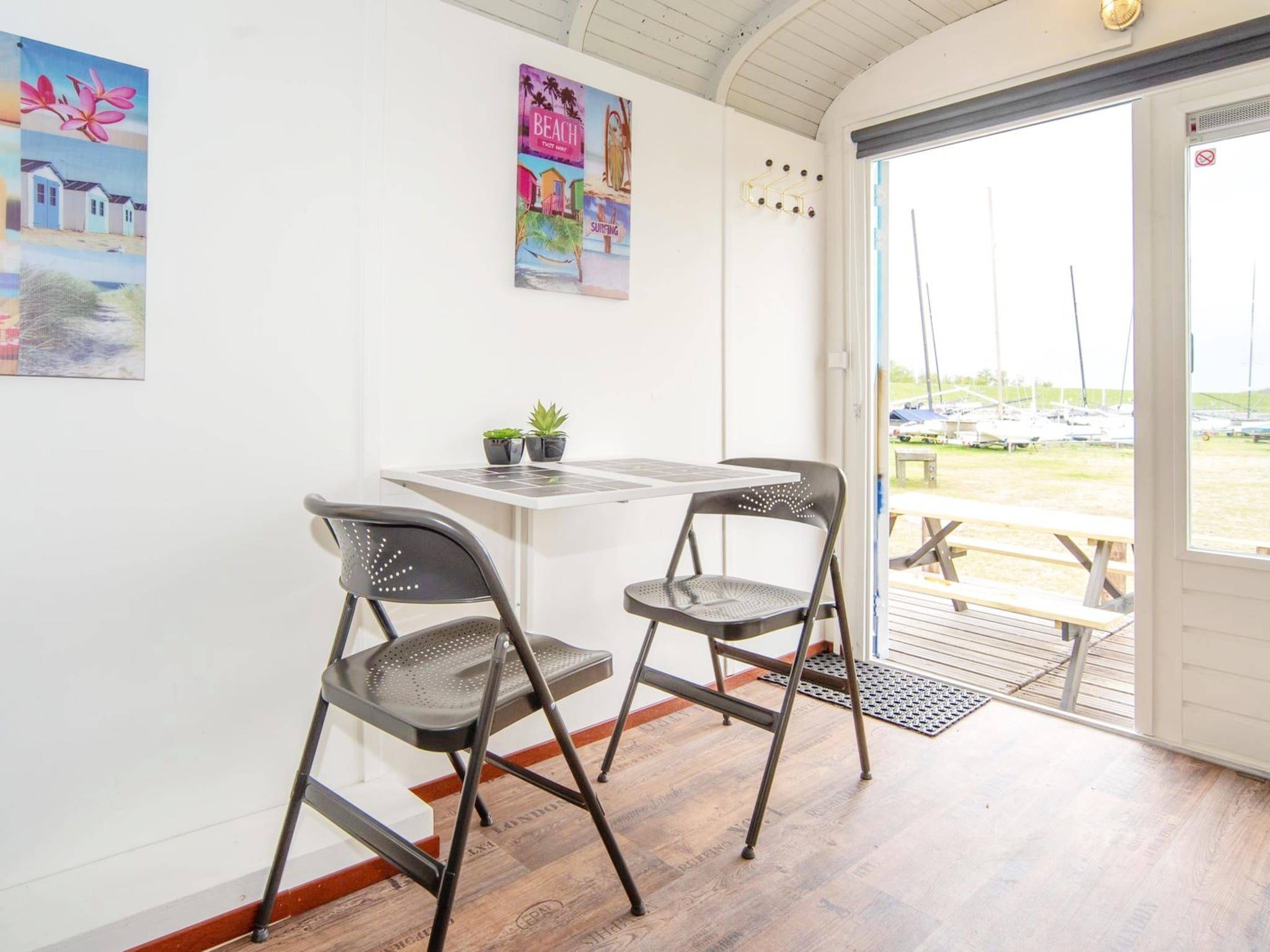 De eetkamer van Tiny Wagons Marina Muiderzand Almere (Nr 1-6) in Almere