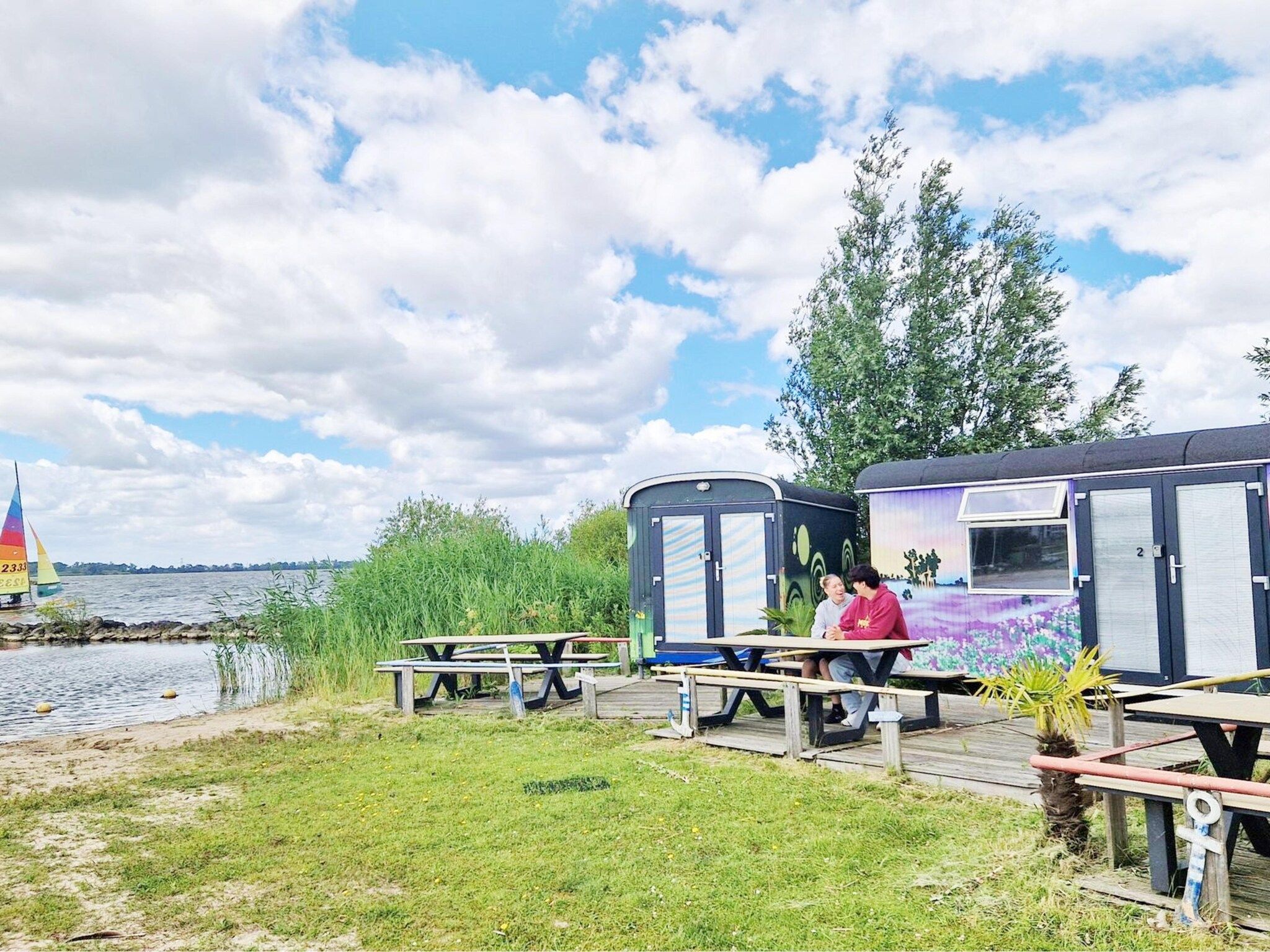 Het terras van Tiny Wagons Marina Muiderzand Almere (Nr 1-6) in Almere