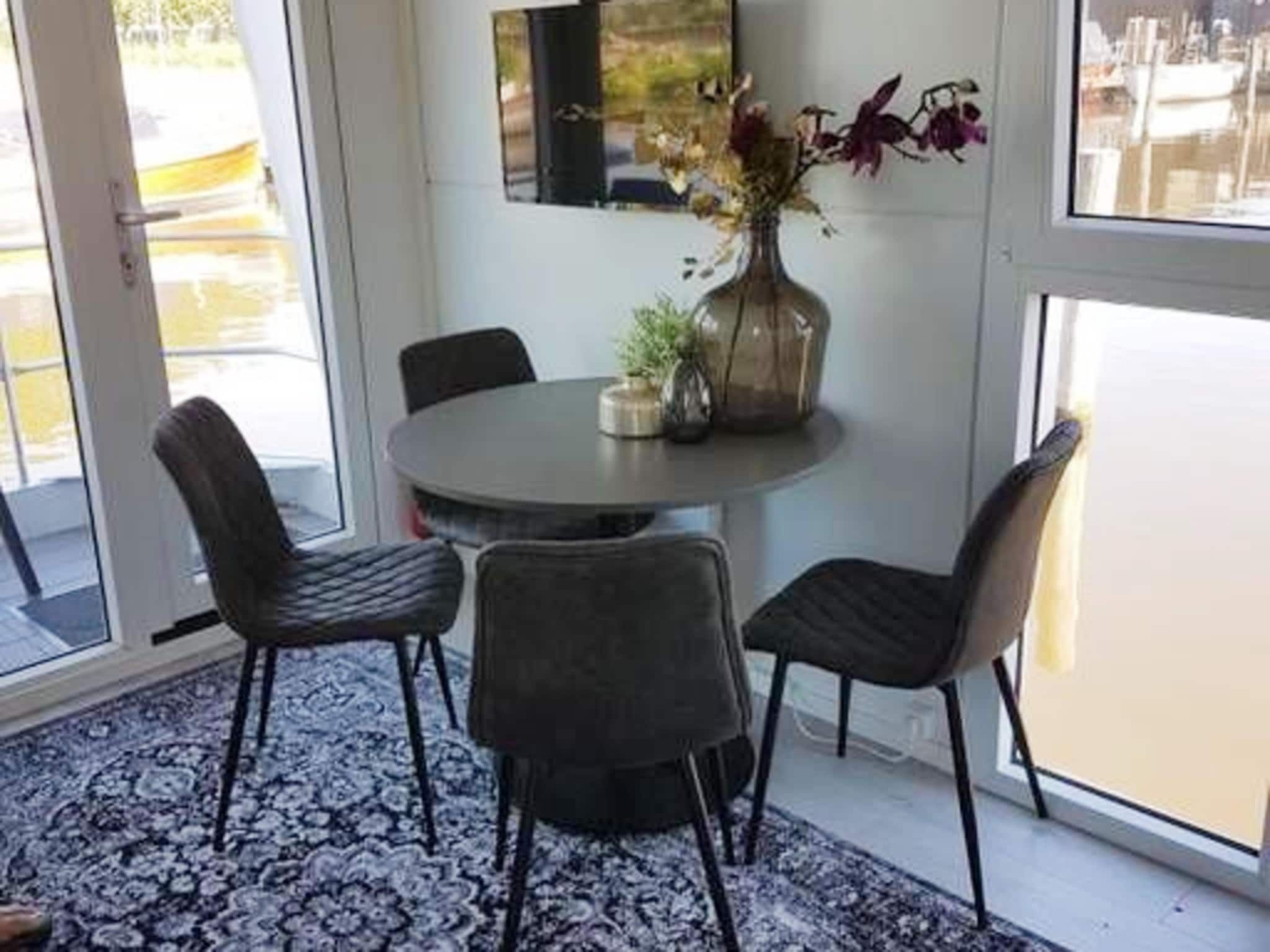 De eetkamer van Havenlodge with roof terrace and balcony (4 pers) in Amsterdam in Amsterdam