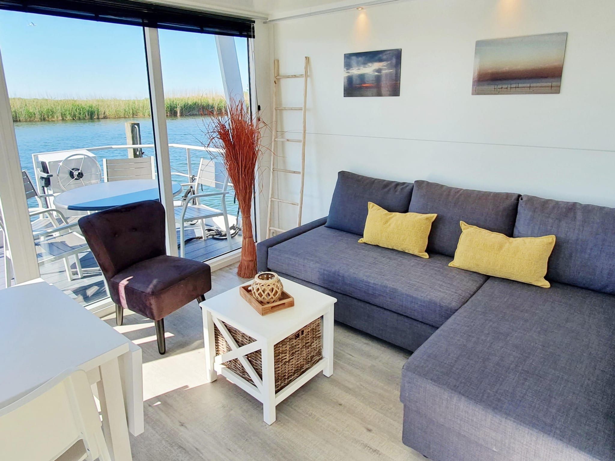 De woonkamer van Havenlodge with roof terrace and balcony (4-6 pers) Lelystad in Lelystad