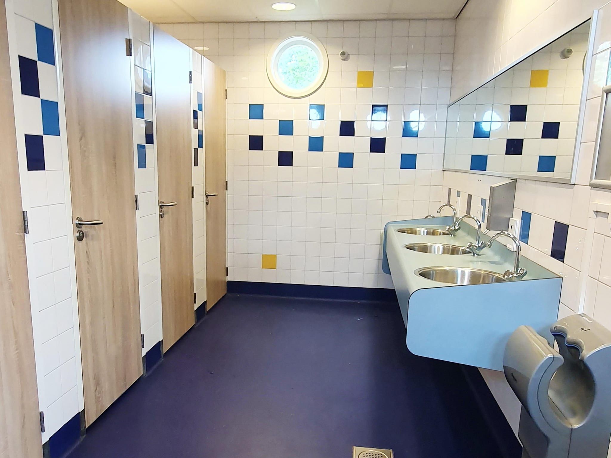 De badkamer van Water Bubble Marina Muiderzand Almere in Almere
