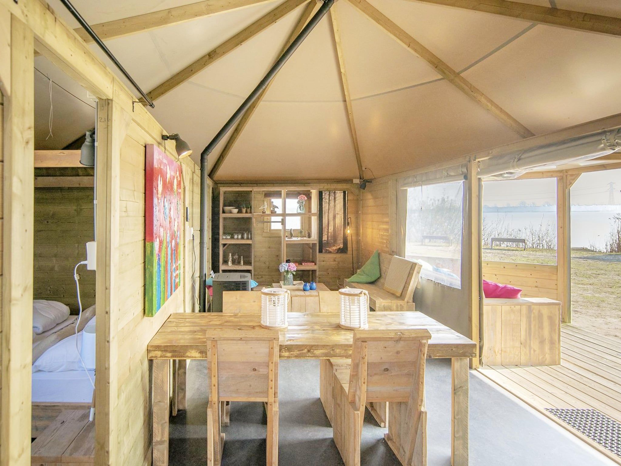 De eetkamer van Dune home 4 people, with private sanitary facilities in Almere