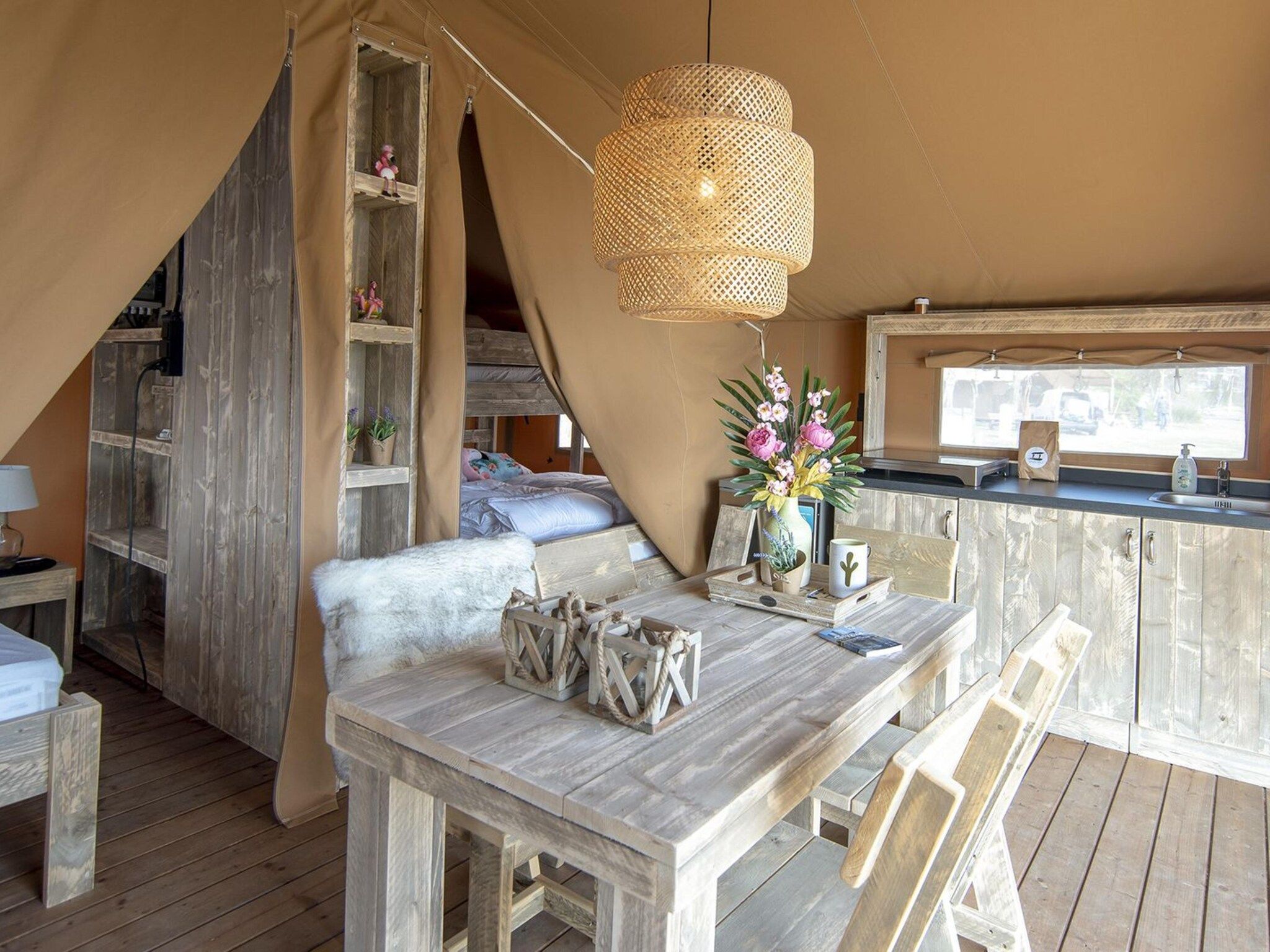 De keuken van Safari Lodge 5 people, with private sanitary facilities in Almere