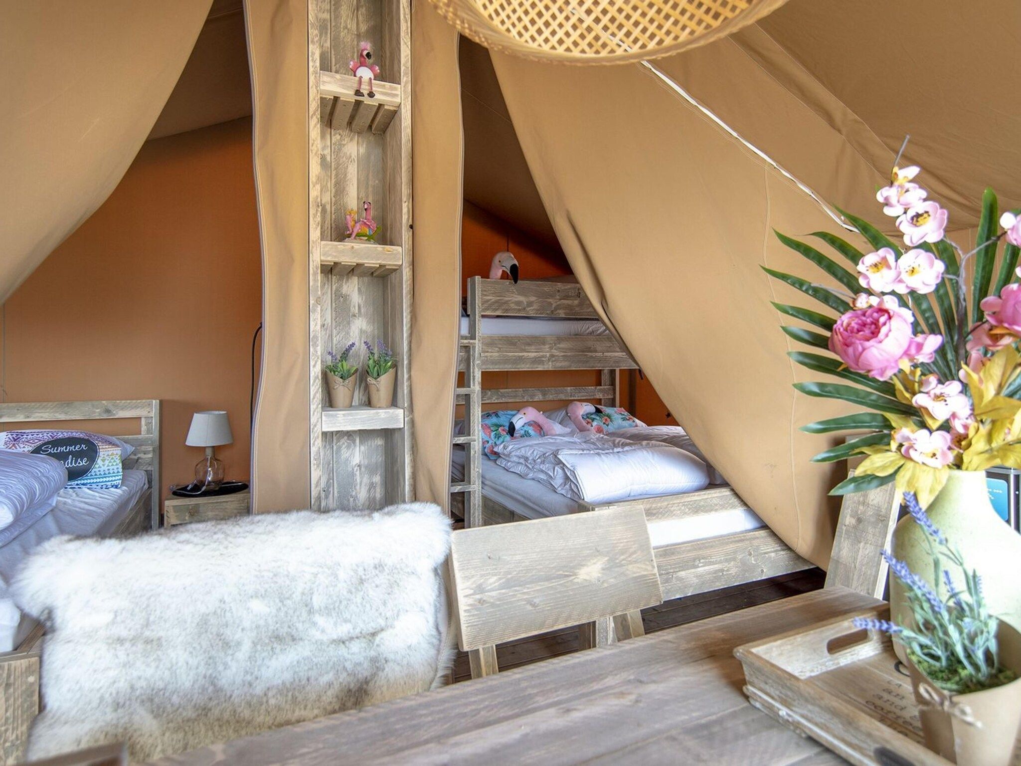 De eetkamer van Safari Lodge 5 people, with private sanitary facilities in Almere