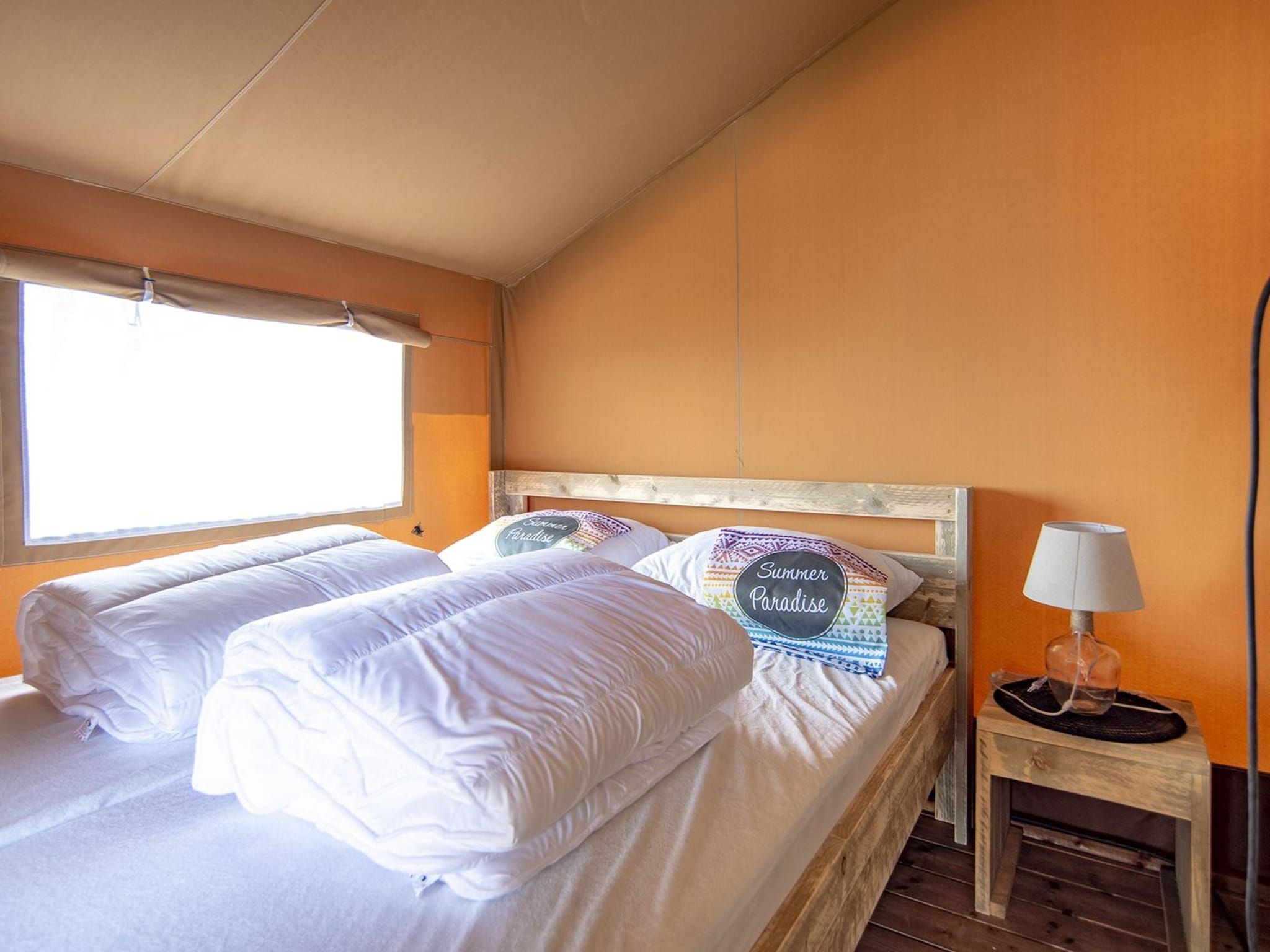 Een slaapkamer van Safari Lodge 5 people, with private sanitary facilities in Almere