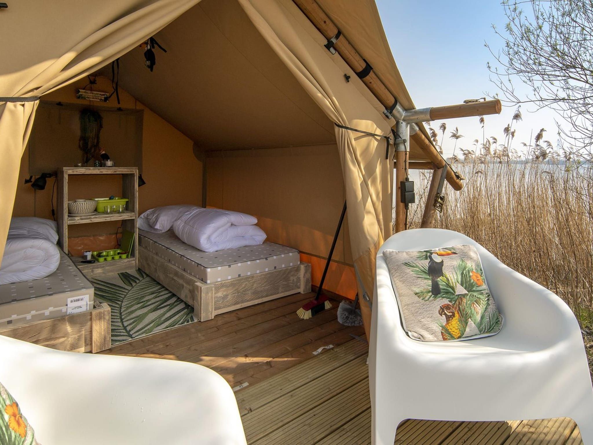 Het terras van Safari Tent 2 people in Almere