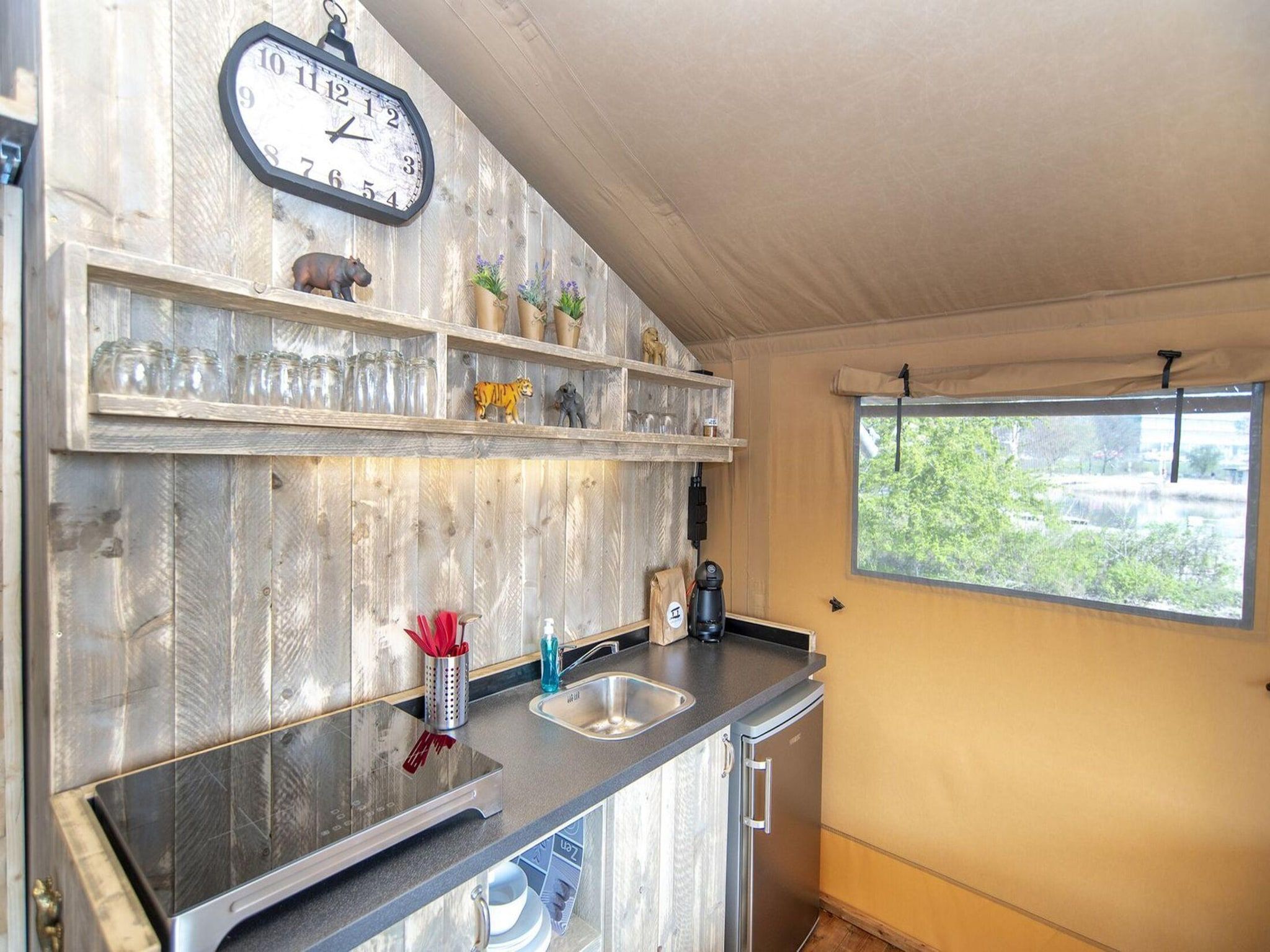 De keuken van Safari Lodge XL 6 p, with private sanitary facilities in Almere