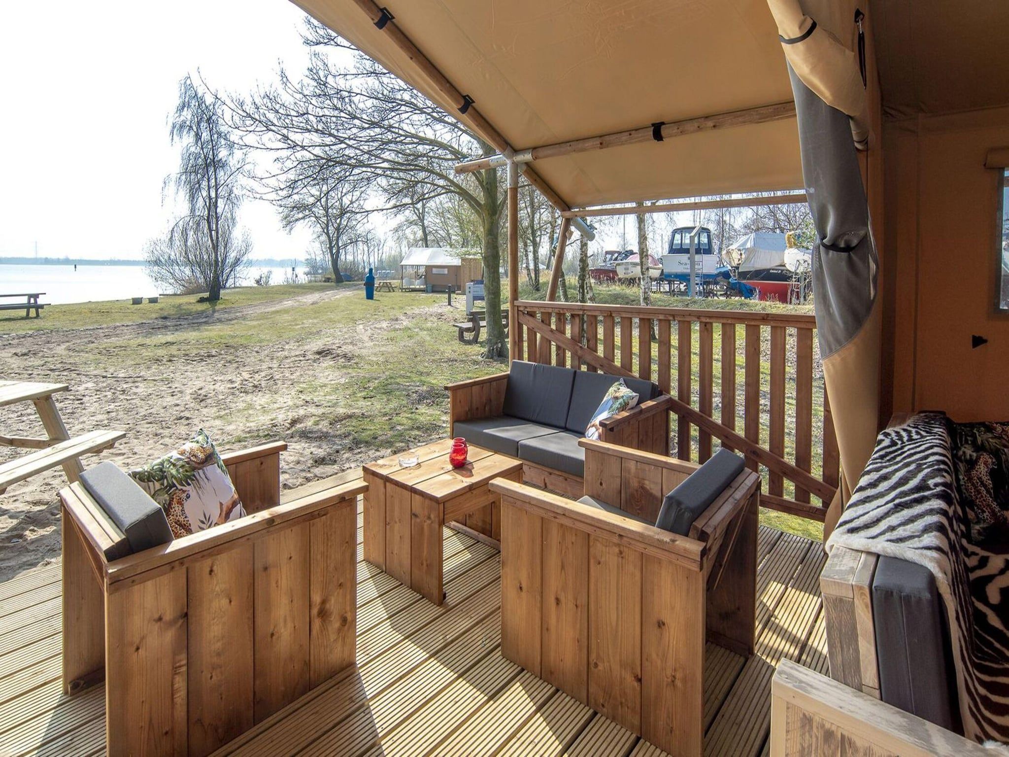 Het terras van Safari Lodge XL 6 p, with private sanitary facilities in Almere